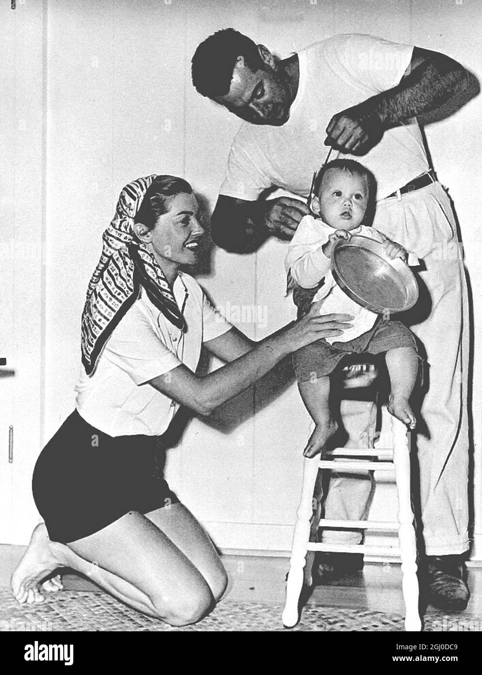 Entre les scènes dans son dernier film, la célèbre star de la natation, Esther Williams a supervisé la coupe de cheveux d'elle et de son husbnad Ben Gage, fils de 10 mois, Benjie. Non daté Banque D'Images