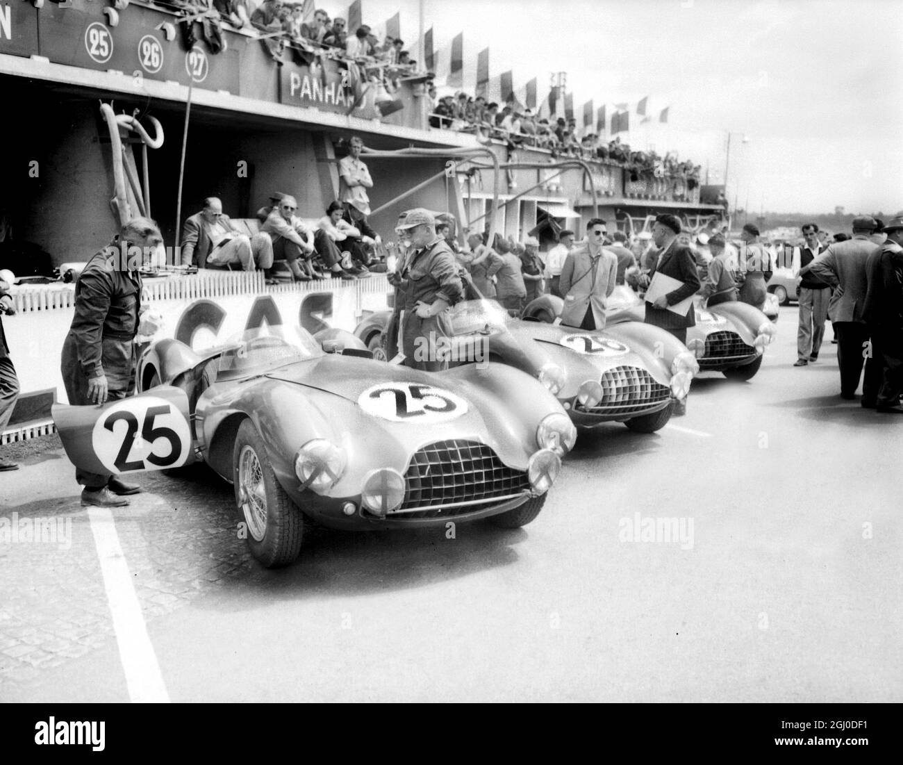 Le Mans 24 heures de course l'écurie Aston Martin avant le début de la course - les voitures 25, 26 et 27 1953 Banque D'Images