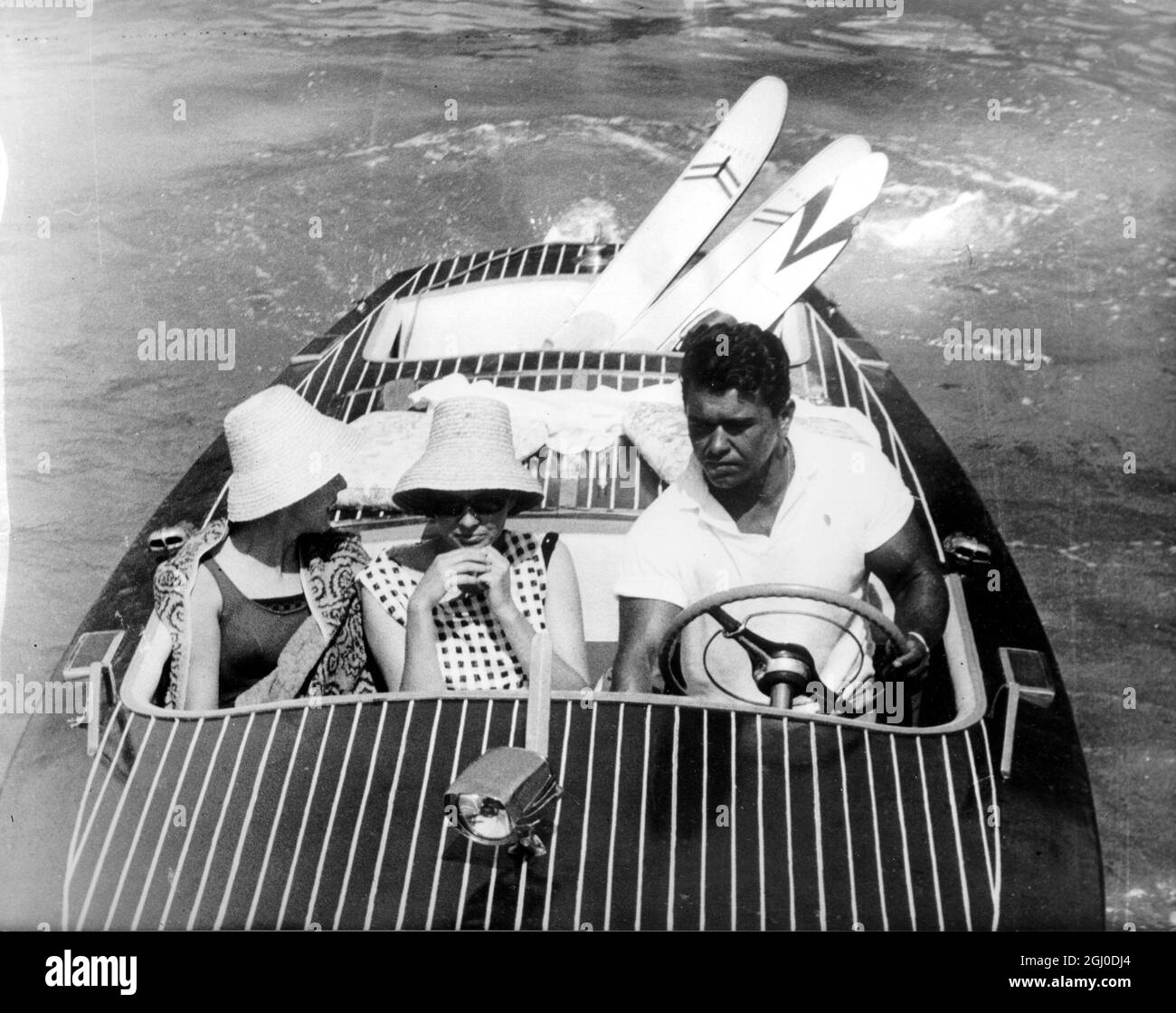 Dans un hors-bateau à vitesse pour le ski nautique sur la mer de Marmora va la princesse Soraya et des amis. Istanbul, Turquie 23 août 1963 Banque D'Images