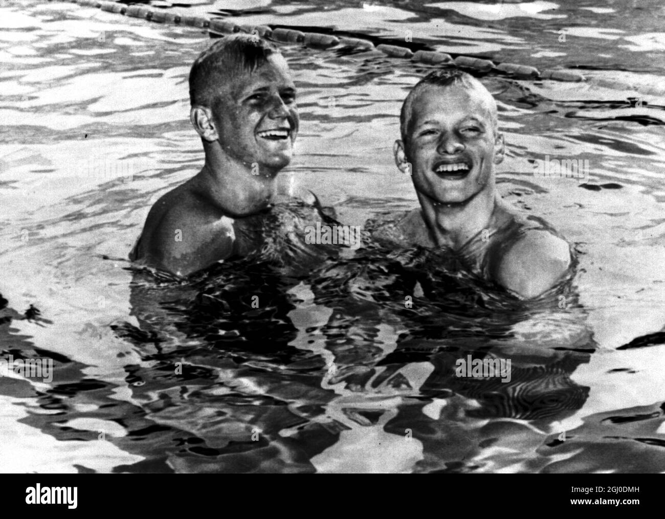 Chicago, Illinois, États-Unis. Roy Saari d'El Segundo, le club de natation de Californie (à droite) a remporté la course la plus passionnante de la journée, alors que le Championnat national de trois jours de l'AUA (amateur Athletic Union) s'est terminé dans la banlieue d'Oak Park. Le Saari, âgé de dix-huit ans, a battu Don Scollander de Santa Clara, en Californie, par trois dixièmes de seconde dans le 1500m freestyle. 11 août 1963. Banque D'Images