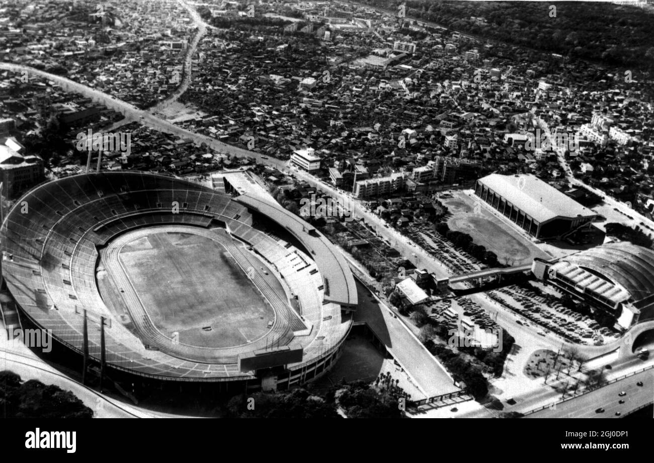 Le stade national de Tokyo, au Japon, qui était le centre des Jeux Olympiques de 1964. En bas à droite se trouvent les bâtiments abritant le gymnase métropolitain et la piscine intérieure. La zone ombragée en haut à droite est l'endroit où le village olympique Yoyogi a été construit. 13 janvier 1962. Banque D'Images