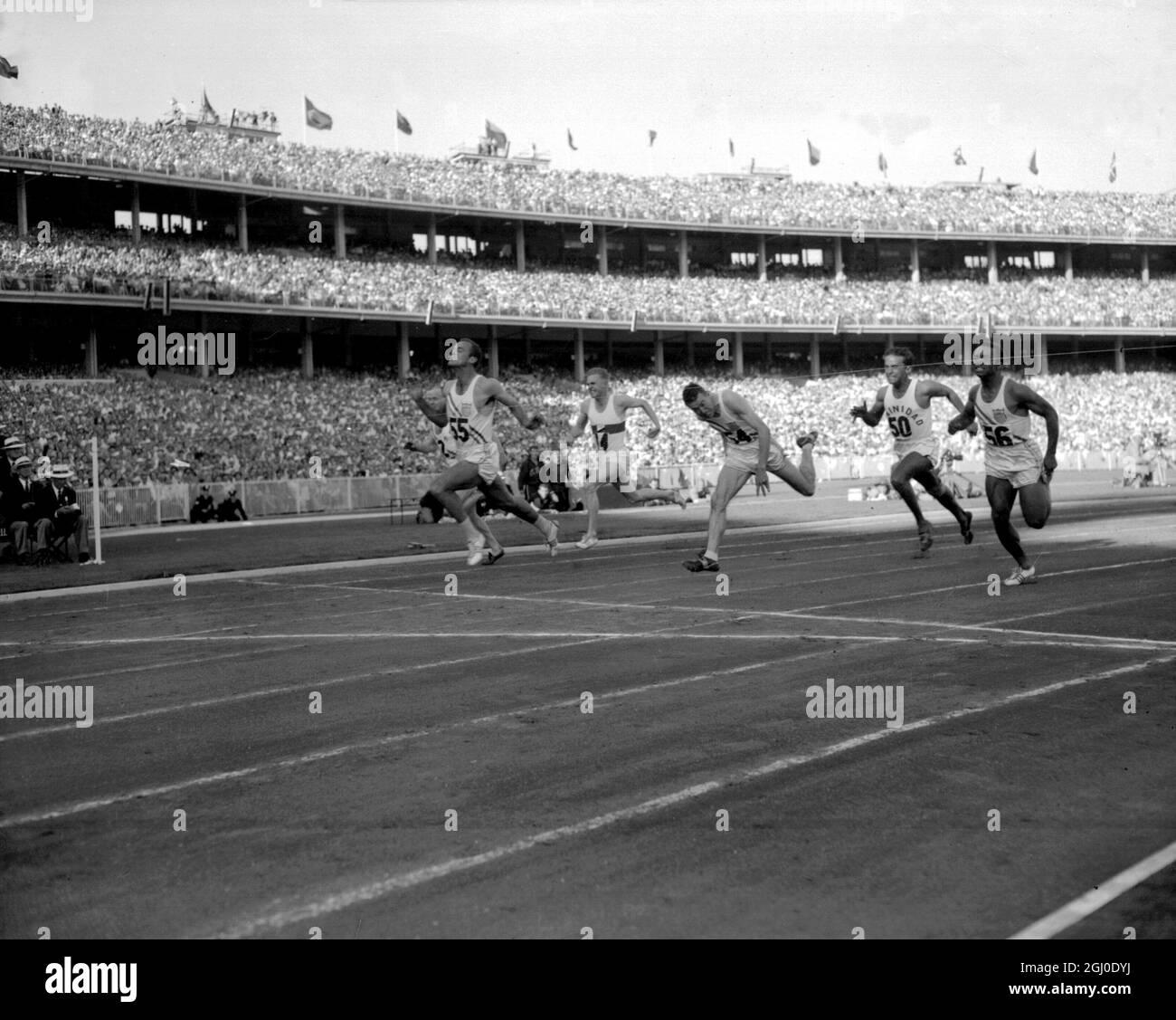 Jeux Olympiques de Melbourne 1956 Robert Morrow (55) des États-Unis brise la bande pour gagner la finale de 100m en un temps de 10,5 secondes. Le deuxième était Walter Baker (54) également des États-Unis et le troisième était Hector Hogan (2) d'Australie. Sont également photographiés Ira Murchison (56) des États-Unis, Manfred Gemar (14) d'Allemagne et Michael Agostini (50) de Trinidad. 28 novembre 1956 Banque D'Images