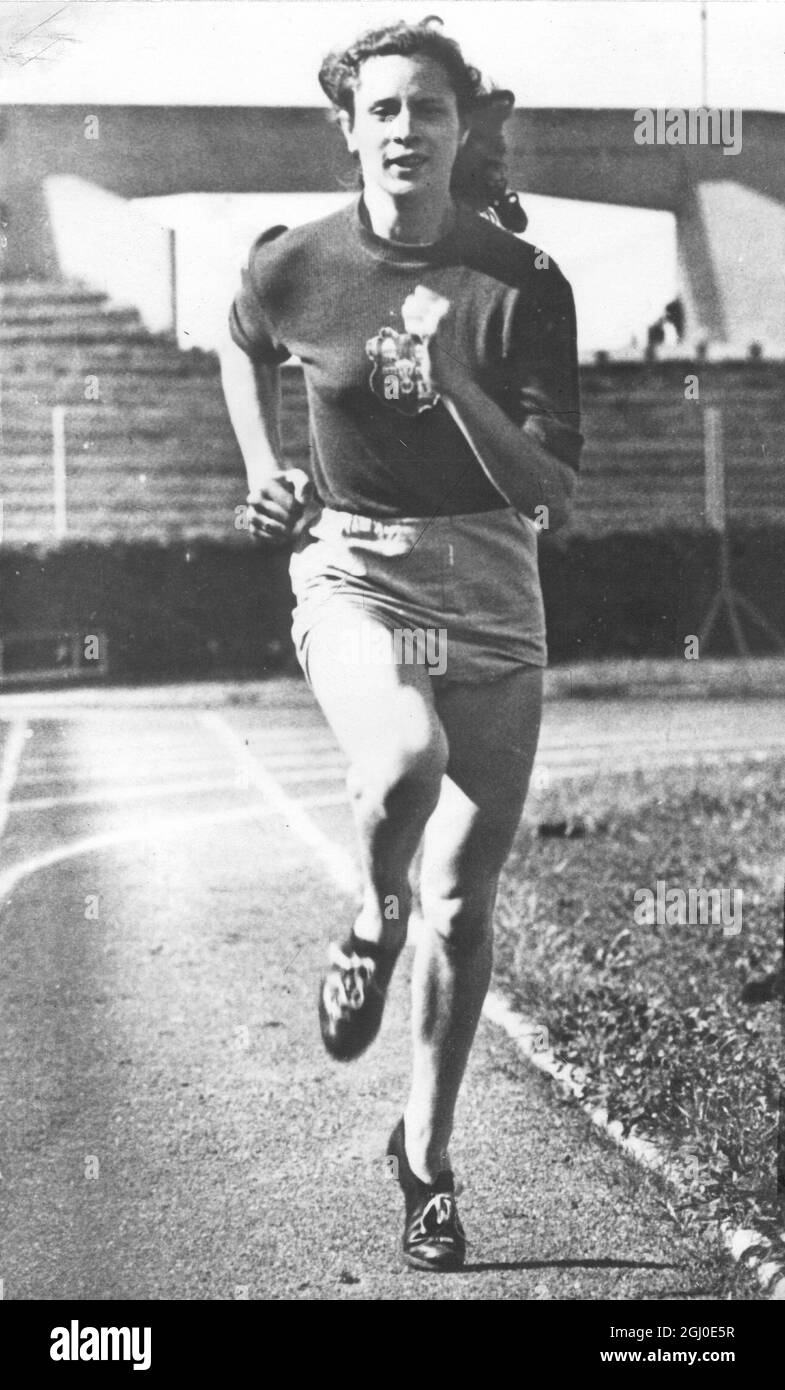 Olga Sicnerova, a vu l'entraînement juste avant les Jeux Olympiques à Londres. L'athlète tchécoslovaque est possible pour les 100m et 200m avec des temps de 12.1 et 25.7 secondes. 17 juin 1948 Banque D'Images