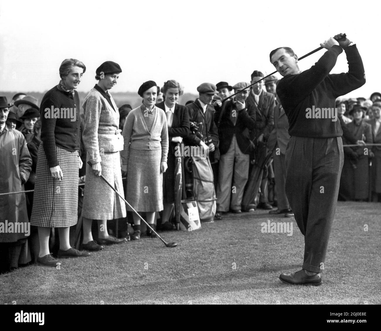 Henry Cotton s'est emparé de trois femmes golfeurs Henry Cotton, deux fois champion de l'Open britannique et l'une des plus grandes professionnelles au monde, a regagné ses compétences contre trois femmes golfeurs qui, entre elles, ont remporté huit fois le British Women's Championship, dans un concours unique sur le Maylands course à Romford, Essex. Le match a été de plus de 18 trous, Cotton jouant la meilleure balle de Lady Heathcoat-Amery (Joyce ??), Miss Enid Wilson, et Mme René Lecoste, champion français huit fois, qui a gagné le titre britannique en 1927. Les femmes jouaient au même niveau avec Cotton, ne recevant aucun avantage, même la conduite à partir du même tee Banque D'Images