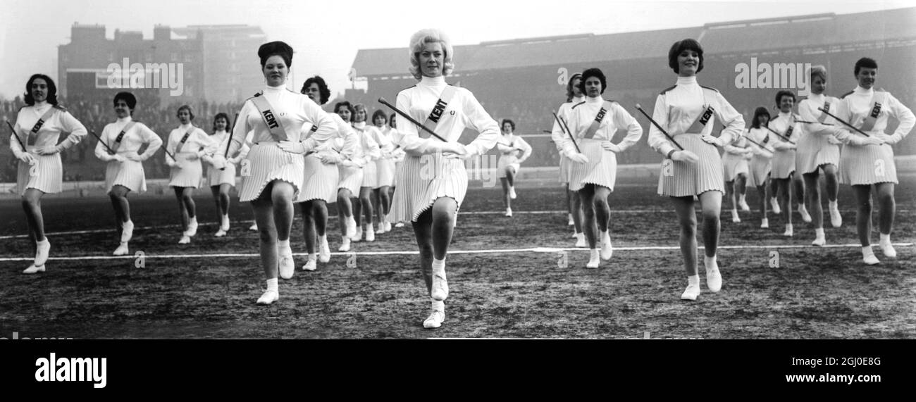 Trente macorettes au tambour font leur apparition au pont Stamford, avant le début du match entre Chelsea et Sheffield United. 21 décembre 1963. Banque D'Images