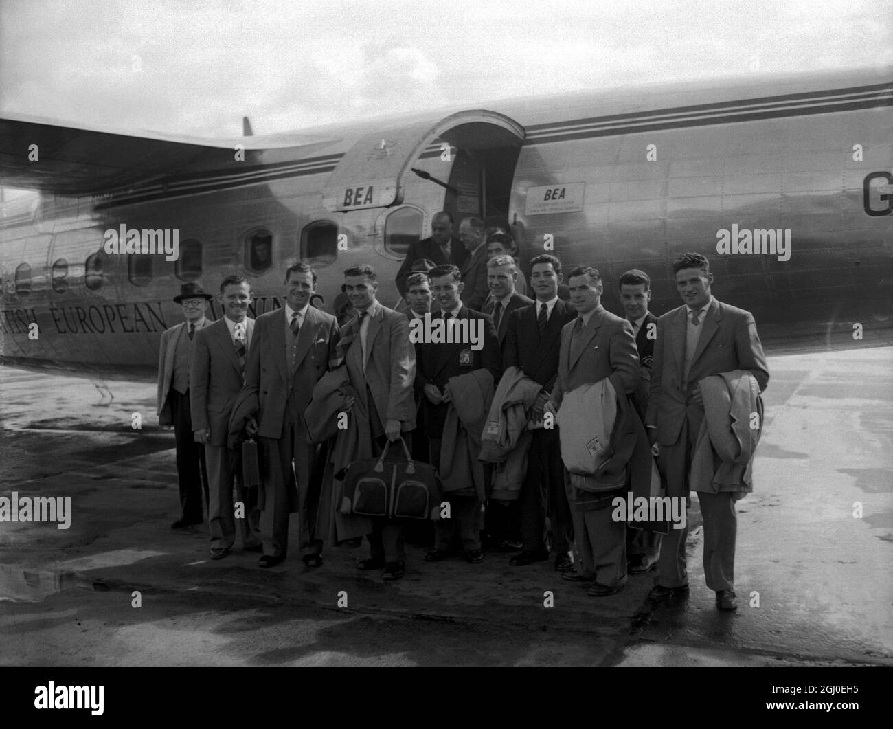 L'équipe de football Hibernian quitte l'aéroport de Londres pour l'Allemagne pour jouer au Rotweiss Club à Essen. 13 septembre 1955. Banque D'Images