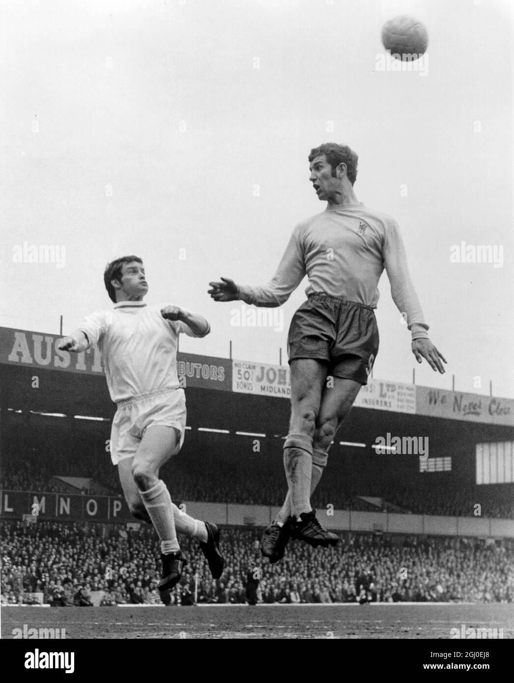 Birmingham City / Chelsea Chelsea Centre vers l'avant Peter Osgood (à droite) saute à la tête de la boule de goalwards pendant la FA Cup cravate à St.Andrews. Sur la gauche se trouve Green of Birmingham. Chelsea a perdu le match 1-0 et a été renversé de la coupe. 29 mars 1968. Banque D'Images