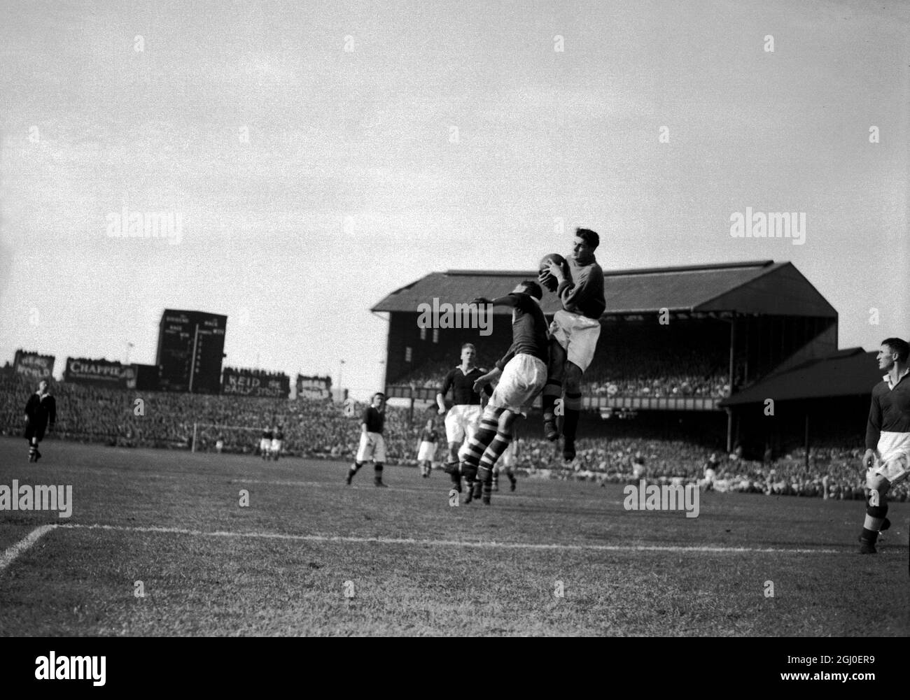 Chelsea v Charlton le gardien de but aéroporté Robertson de Chelsea intercepte le ballon de Revell, le centre de Charlton en avant pendant le match d'athlétisme Chelsea v Charlton au pont Stamford. 29 septembre 1946. Banque D'Images