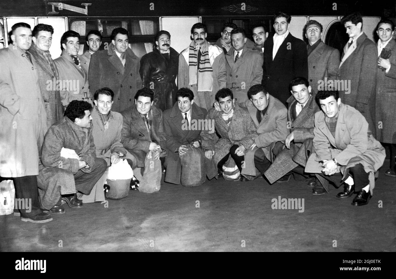 L'équipe française de rugby qui doit rencontrer l'Angleterre à Twickenham samedi, est arrivée ce soir à la gare Victoria sur le train de bateau Golden Arrow. 22 février 1951. Banque D'Images