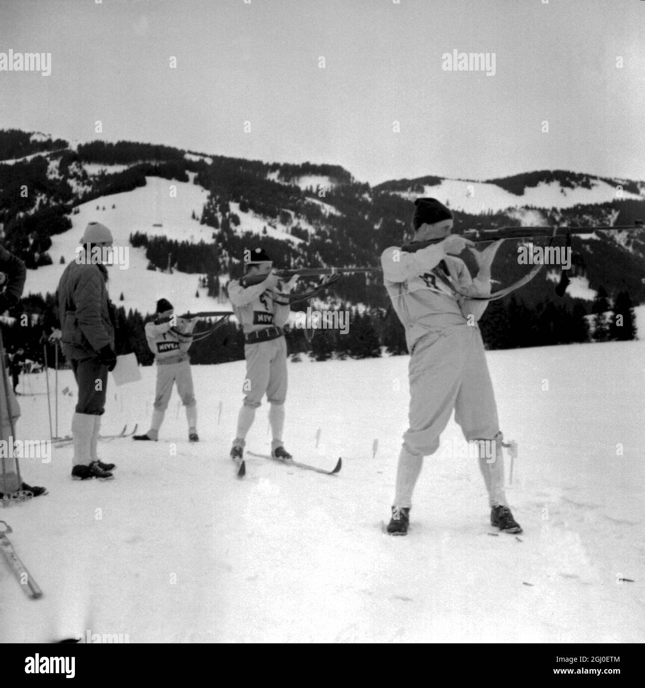 Oberjoch, Allemagne du Sud : trois membres de l'équipe de biathlon britannique pour les Jeux Olympiques de 1964, participent aux championnats de ski britanniques, de l'armée britannique et de la BAOR (cross country) à Oberjoch, Allemagne du Sud, le 11 février. Au cours de la course de ski de fond de douze kilomètres, les skieurs ont feu sur quatre gammes distinctes, ici après avoir terminé la majeure partie du parcours. De droite, Gunner David Rees (21) de Farmers Arms, Elynmoch, Ammanford, S Wales; Lt Robin Dent (24) de Hove, Sussex et Gunner Frederick Andrew (21) de Strathblane, Stirlingshire, Écosse, qui tirent sur la portée de 100 mètres Banque D'Images