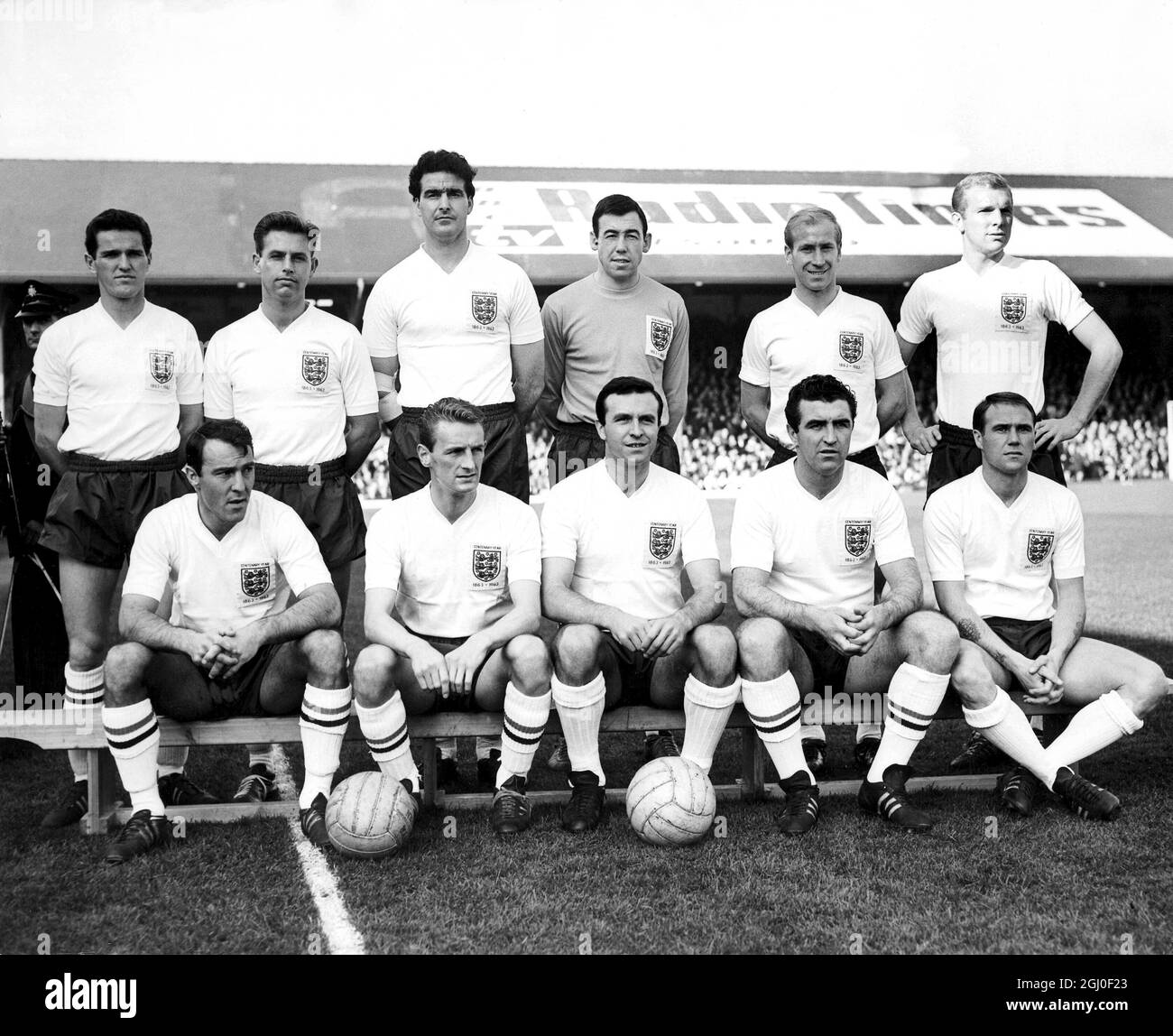 L'équipe de football de l'Angleterre avant le match international du pays  de Galles contre l'Angleterre au parc Ninian. Rangée arrière - de gauche à  droite : T.Paine, G.Milne, M.Norman, G.Banks, B.Charlton et