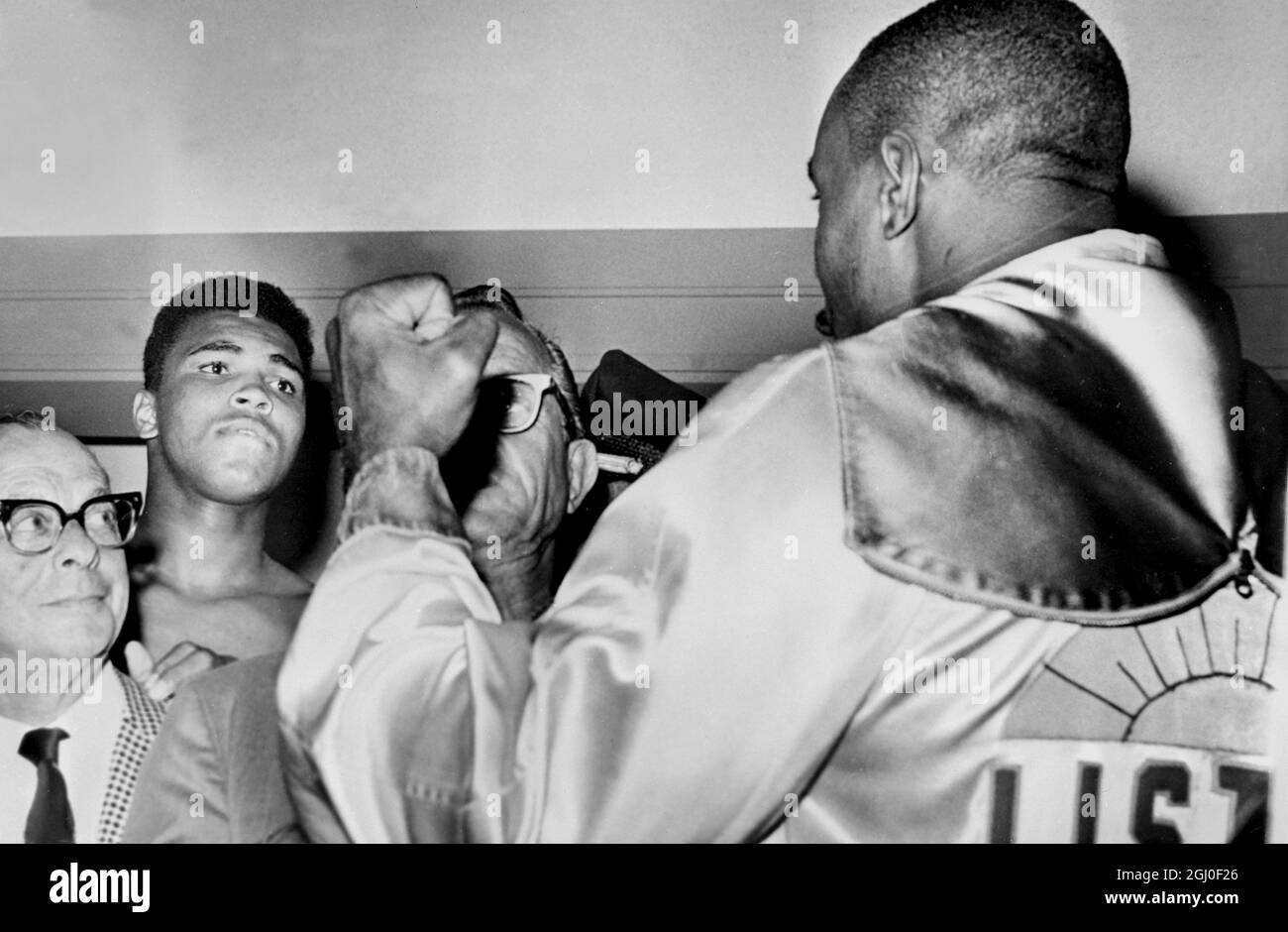Sonny Liston, champion du monde à fort coefficient de pondération (à droite), se met en scène sur le titre de challenger Cassius Clay (deuxième à gauche) pour donner un aperçu des choses à venir lors de la rencontre des deux poids-en-tête. 25 février 1964. Banque D'Images