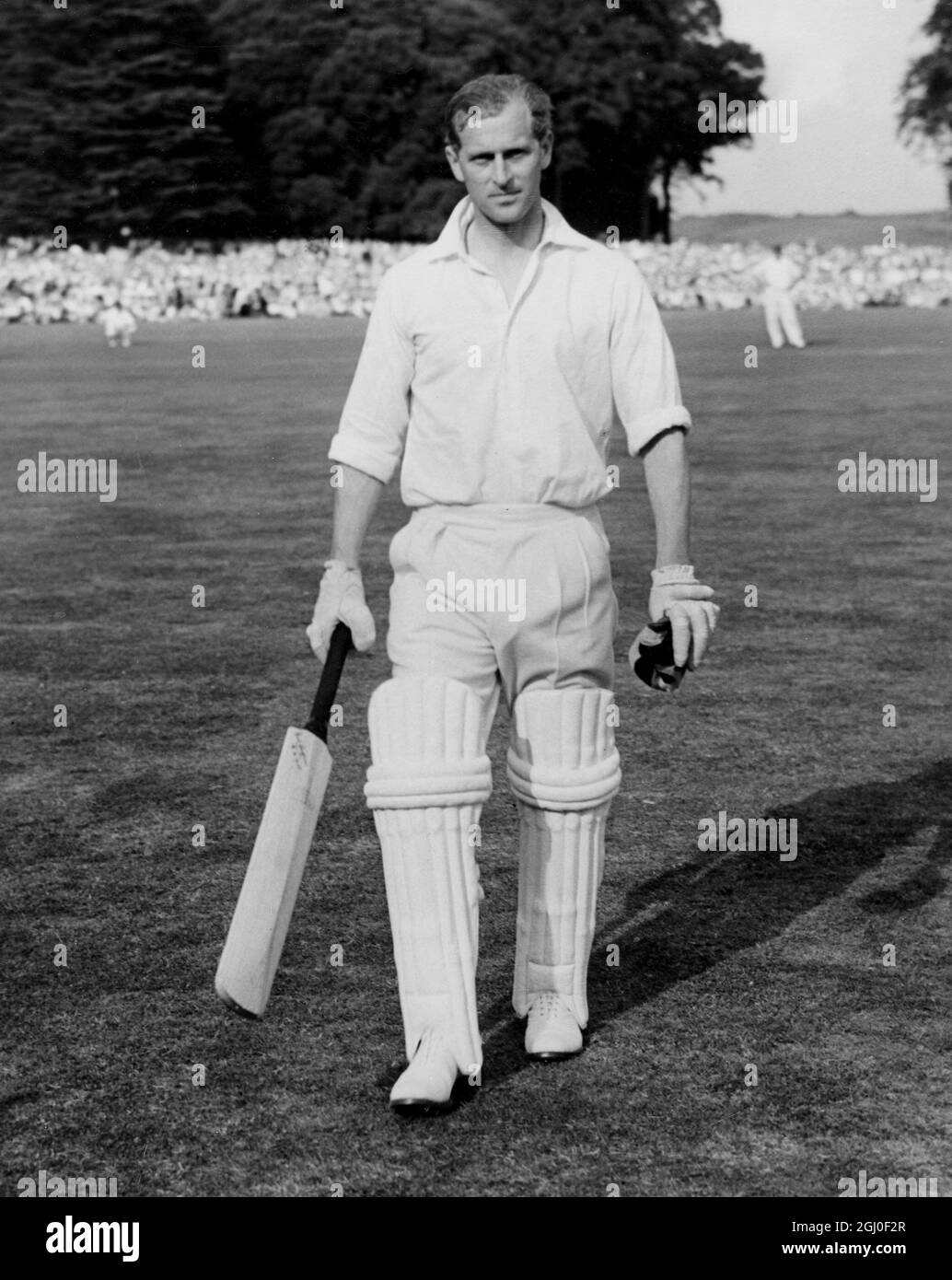 Le duc d'Édimbourg retourne au pavillon après avoir inscrit 18 courses lors d'un match de cricket au château d'Arundel. 2 août 1953 Banque D'Images