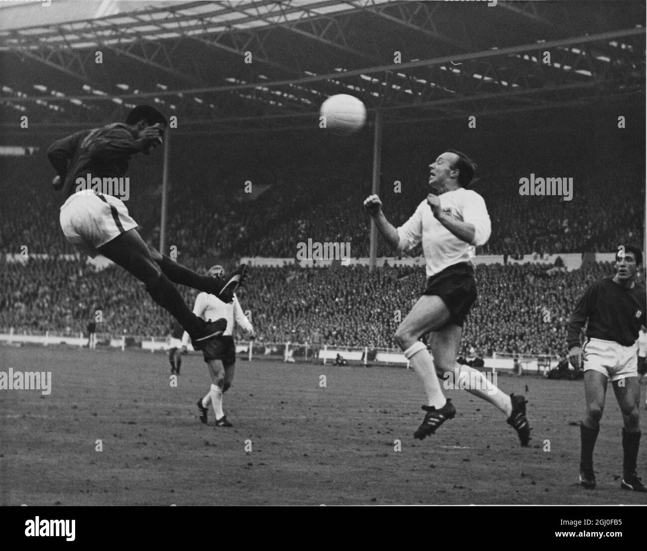 1966 demi-finale de la coupe du monde Angleterre / Portugal Eusebio (à  gauche) et le défi