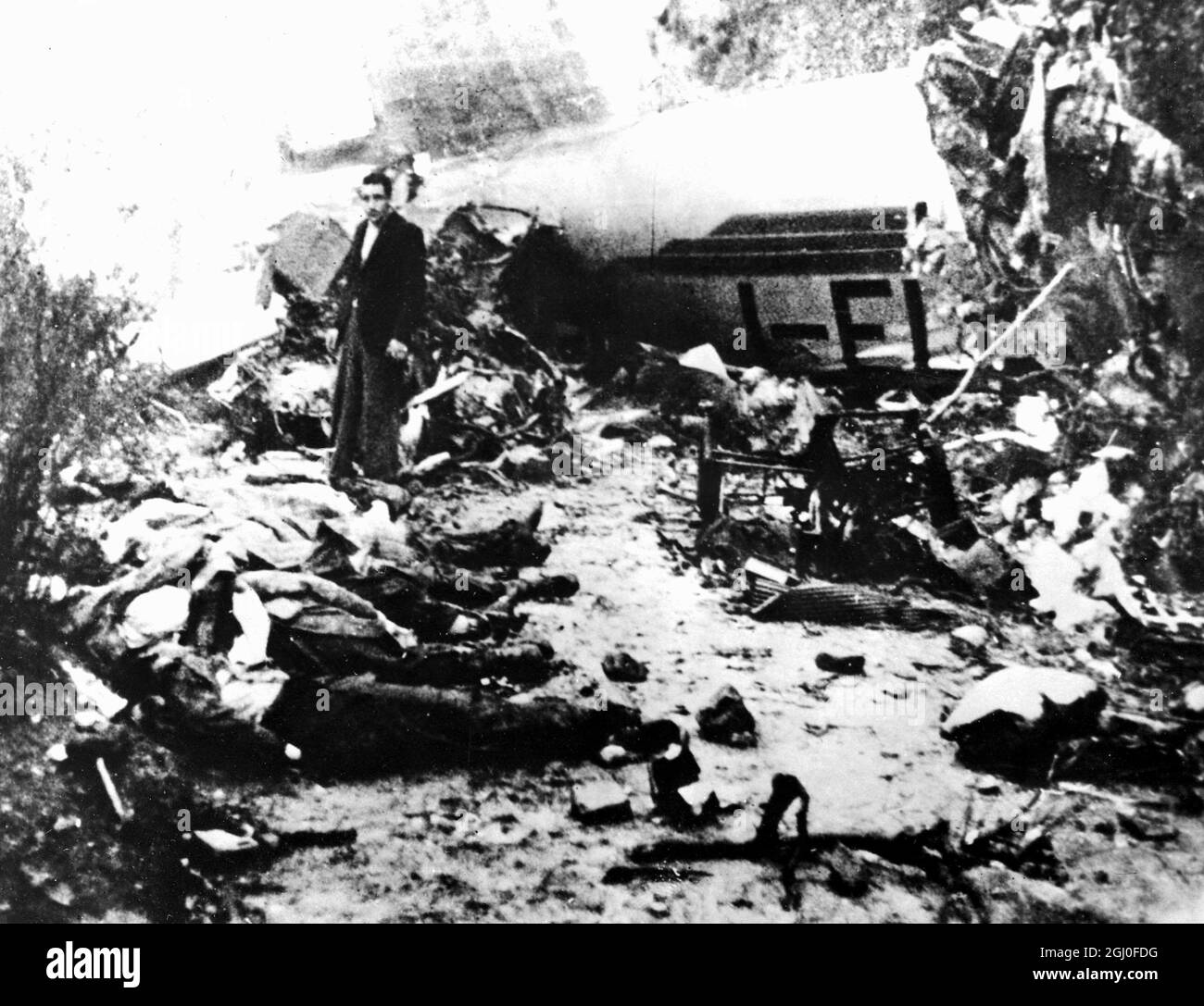 Le monde sportif italien pleure la mort de la meilleure équipe de football des nations, Torino, l'équipe de Turin, dont neuf joueurs avaient atteint le statut international. Toute l'équipe avec leur entraîneur anglais Leslie Lievesley a été tuée quand trente personnes ont perdu la vie dans un accident d'avion. Les joueurs revenaient de Lisbonne, quand leur avion s'est écrasé dans la colline de Superga. La photo montre le fuselage de l'avion naufragé, avec quelques cadavres alignés sur le sol après l'accident. 7 mai 1949. Banque D'Images