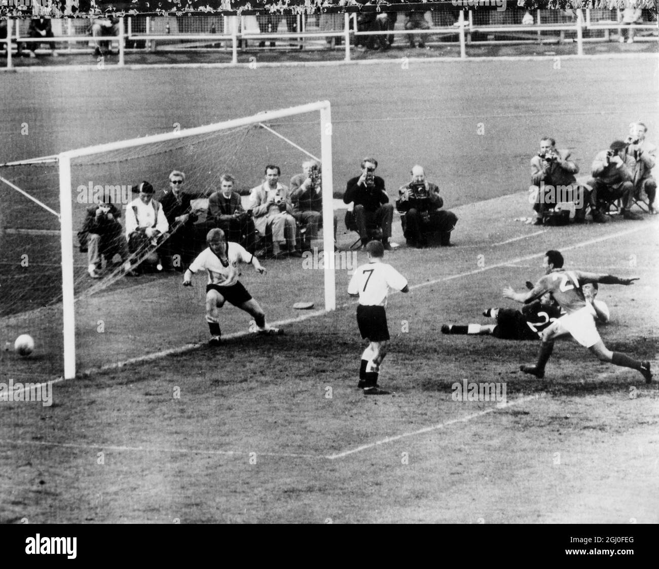 Coupe du monde 1958 France / Allemagne de l'Ouest 3ème place Playoff juste Fontaine de France marque le troisième but que la France a battu l'Allemagne de l'Ouest 6-3 pour obtenir la troisième place dans la coupe du monde. Vincent (No.21) de France est également en photo. 30 juin 1958. Banque D'Images