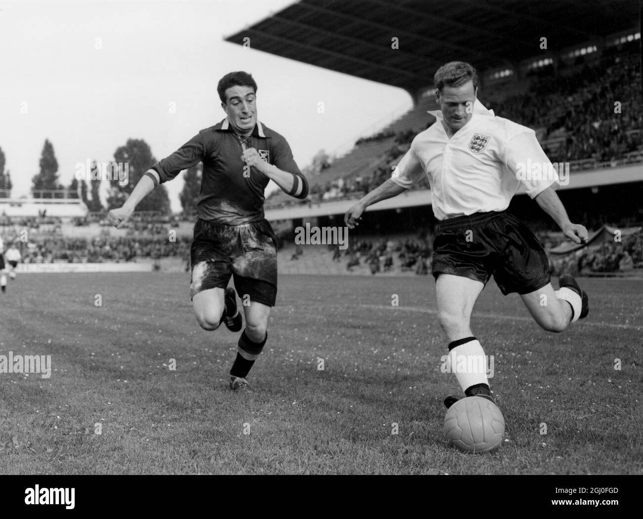 Une photo d'action de la célèbre personnalité de football Tom Finney, d'Angleterre et Preston North End, qui a annoncé qu'il prendra sa retraite après le dernier match de la saison samedi prochain. Finney, 38 ans, qui a joué 76 fois pour l'Angleterre, s'est finalement incliné à une blessure à l'aine qui l'inquiète depuis près de cinq ans. Il l'a de nouveau troublé comme il a joué le dernier des 482 jeux pour Preston. 26 avril 1960 (photo du dossier - juin 1954) Banque D'Images