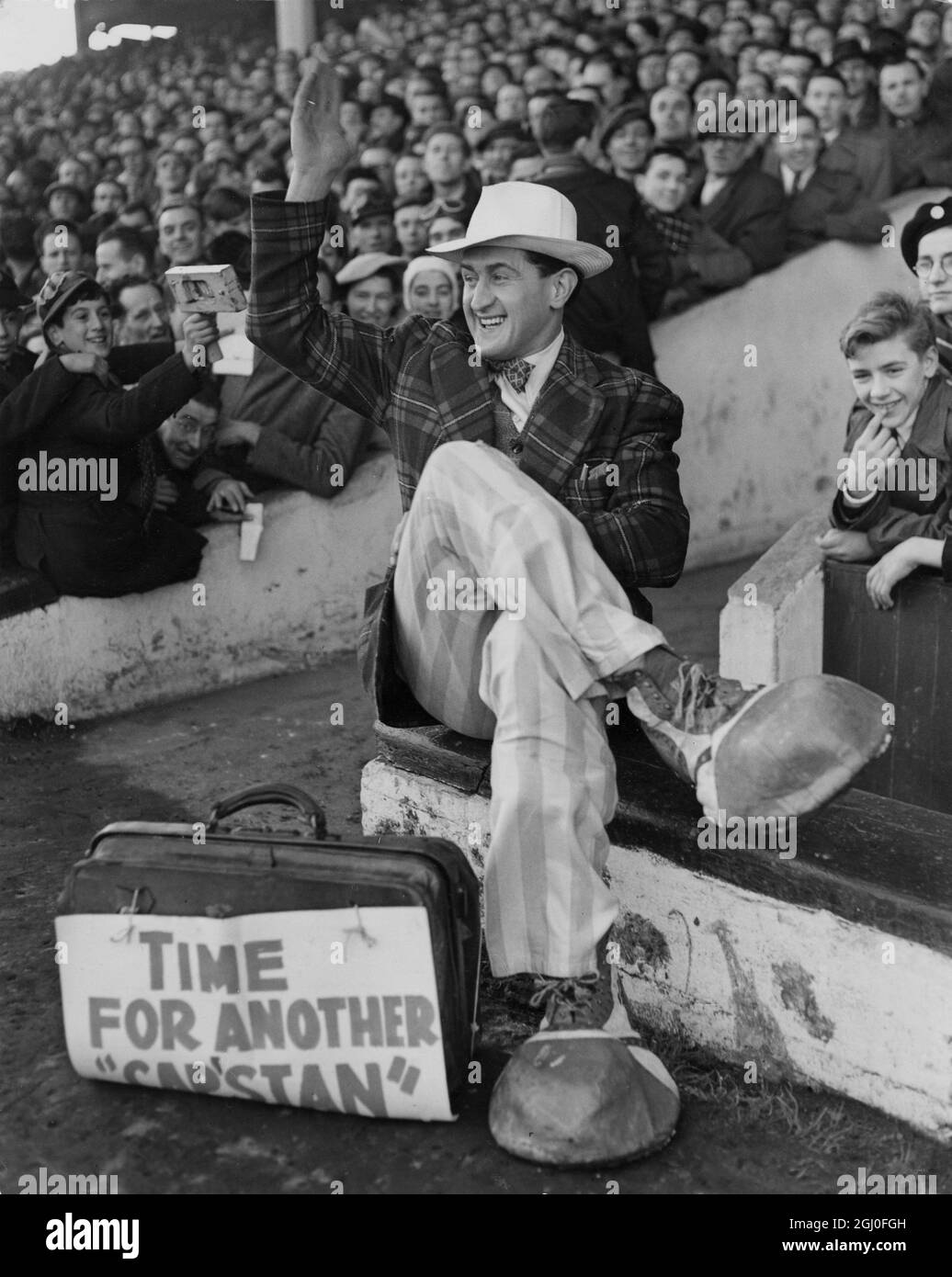 SID Bevers, un supporter de Blackpool, s'est habillé pour l'occasion à Upton Park, quand West Ham a rencontré Blackpool au troisième tour de la F.A. Cuvette. 12 janvier 1952 Banque D'Images
