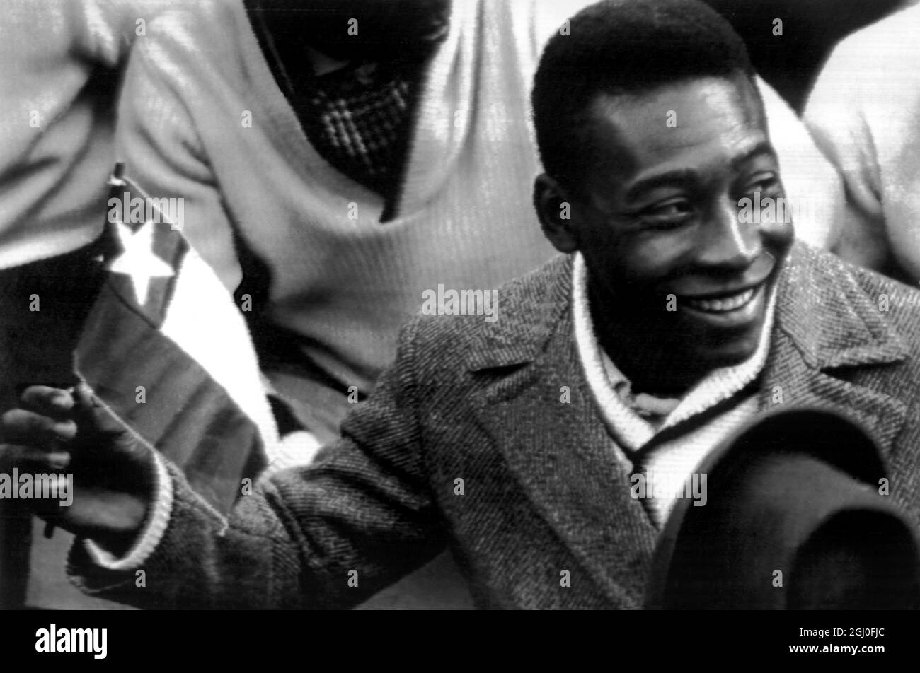 Incapable de jouer à cause de blessures, le grand avant du Brésil Pele fait passer le drapeau depuis le banc de touche alors qu'il regarde ses coéquipiers en action contre le Chili pendant la demi-finale de la coupe du monde. 13 juin 1962. Banque D'Images