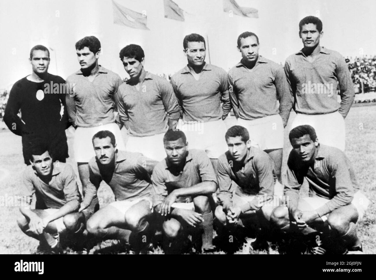 L'équipe nationale marocaine de football debout de gauche à droite Allal, Hatabi, Milazzo, Amar, Moulay Idriss et Mansouri. Front Row de gauche à droite Bouazza, Rais, Fthah, Khaldi et Ali à Rabat, Maroc. 10 juin 1965 Banque D'Images