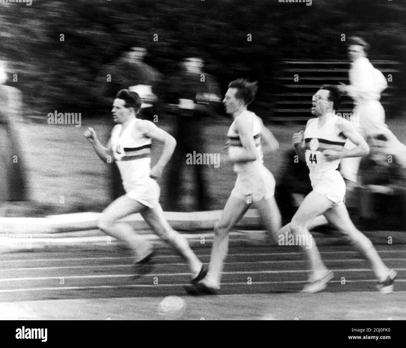 Roger Banister, qui a retourné 3 min 59,4 sec sur le mile à Oxford hier, photographié pendant la course record sur le point de dépasser Chris Chatterway pour commencer son merveilleux dernier tour. Chris Brasher est vu derrière Bannister. Ces deux coureurs ont joué un rôle important dans le succès de Banister - 7 mai 1954 Banque D'Images