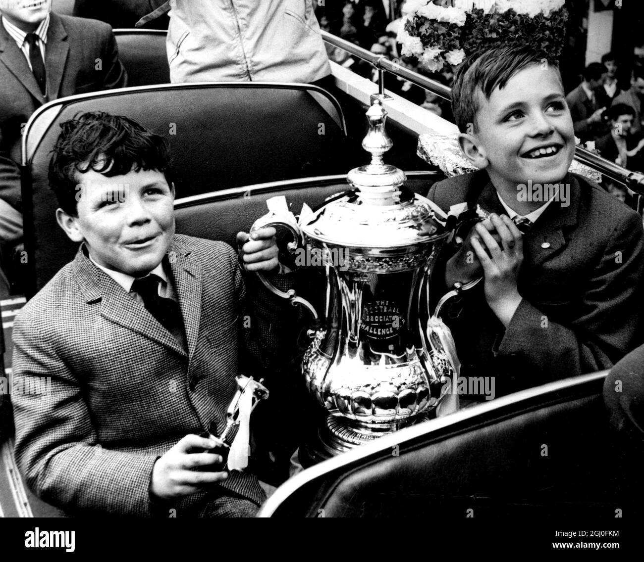 Un moment merveilleux pour les fils des joueurs de Spurs, Stephen Smith (à gauche) et Richard Blanchflowers, qui tiennent la coupe FA pendant la tournée du triomphe de Tottenham. 6 mai 1962 Banque D'Images