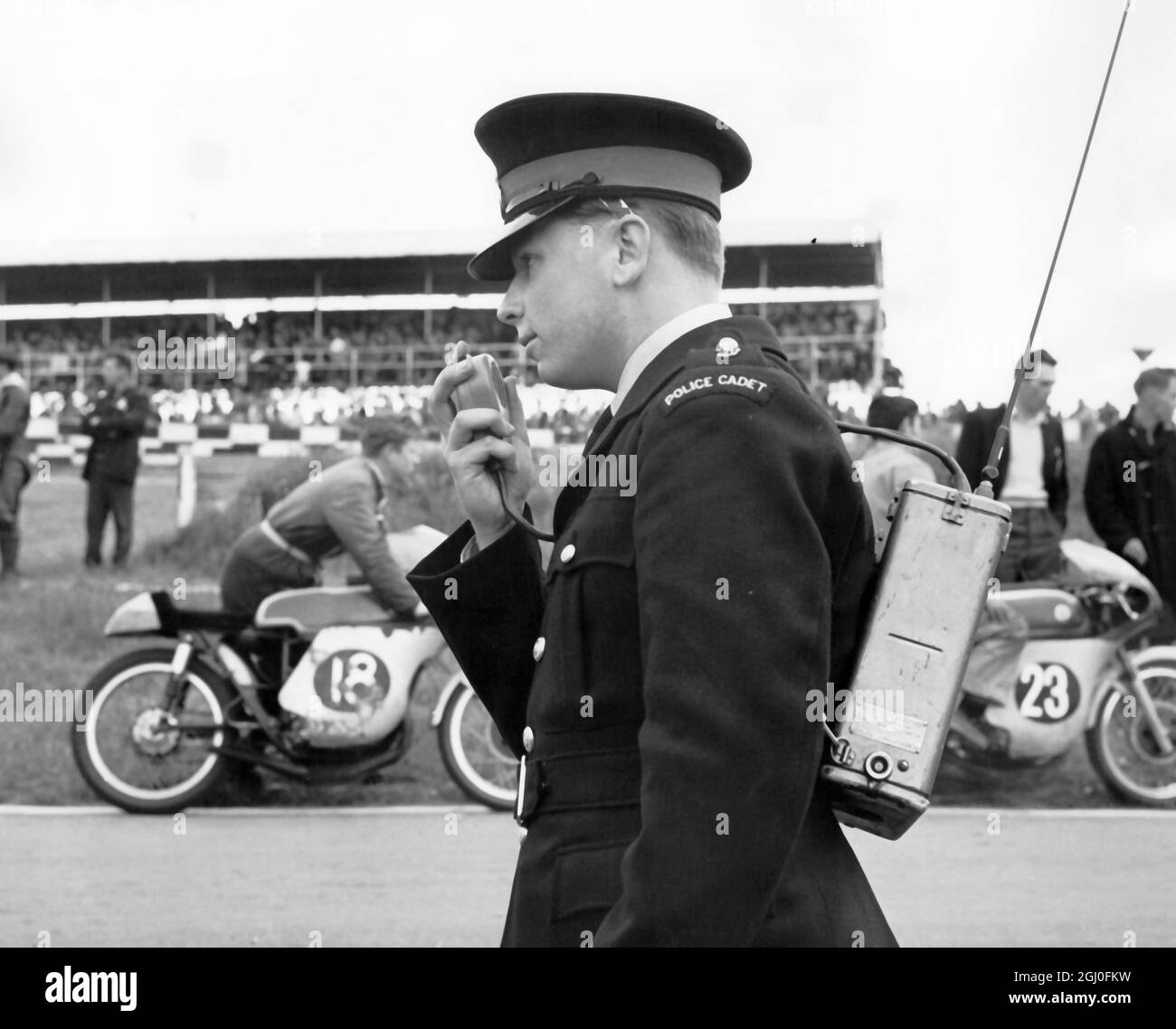 Walkie Talkie patrouille à Brands Hatch police cadet Gordon Gilbert de Gravesend 1962 Banque D'Images