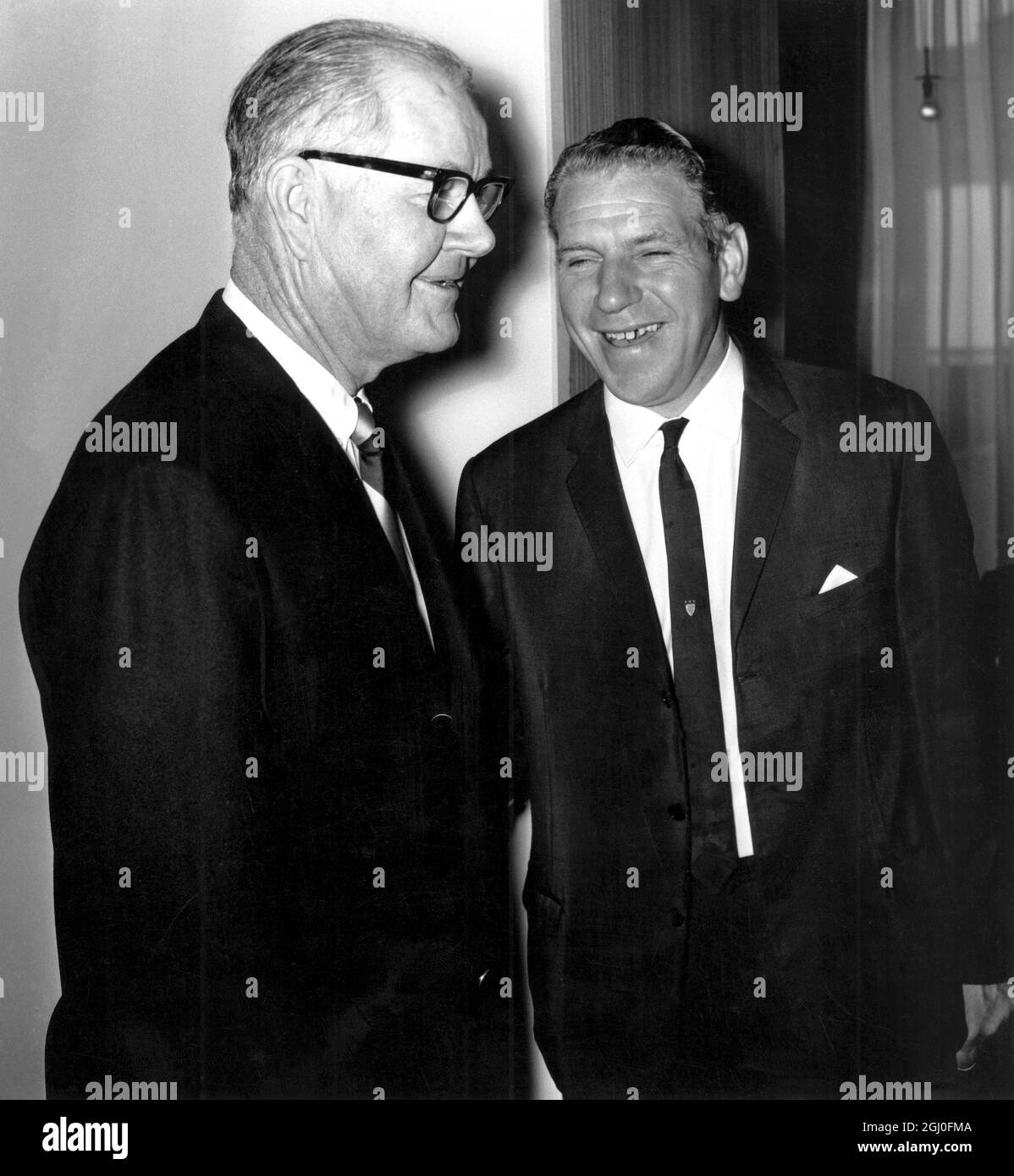Byron Nelson, capitaine de l'équipe américaine de la Ryder Cup (à gauche), a été présenté avec le capitaine britannique Harry Wheatman à l'aéroport de Londres peu après l'arrivée de l'équipe américaine. 3 octobre 1965. Banque D'Images