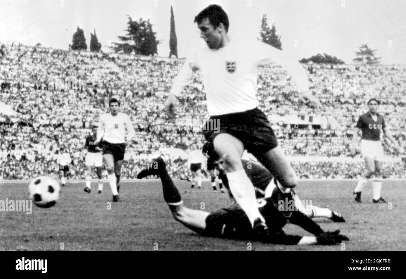 Russie contre Angleterre Geoff Hurst saute sur le gardien de but russe Pshenichnikov et marque le deuxième but pour l'Angleterre lors du match de football pour la troisième place dans la coupe des nations européennes. 8 juin 1968 Banque D'Images