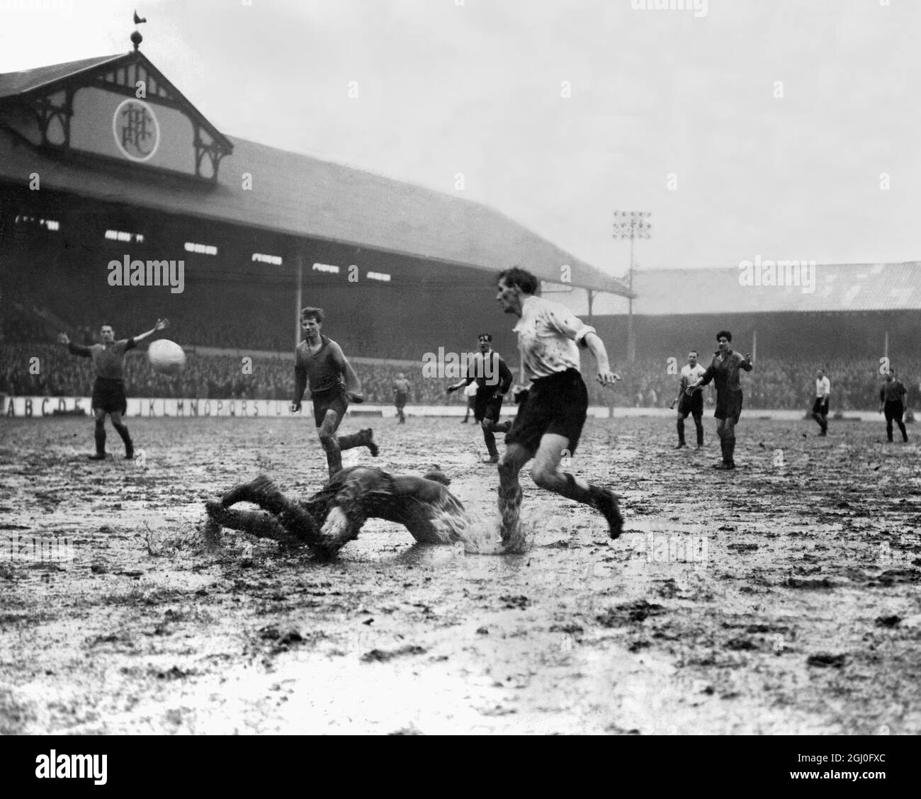 FA Cup 3e tour Tottenham Hotspur v Leeds United Bennett, le Tottenham Inside right prend un coup de feu à but et Scott, le gardien de but de Leeds plonge pour le ballon pendant le match à Wtte Hart Lane. 13 janvier 1954 Banque D'Images