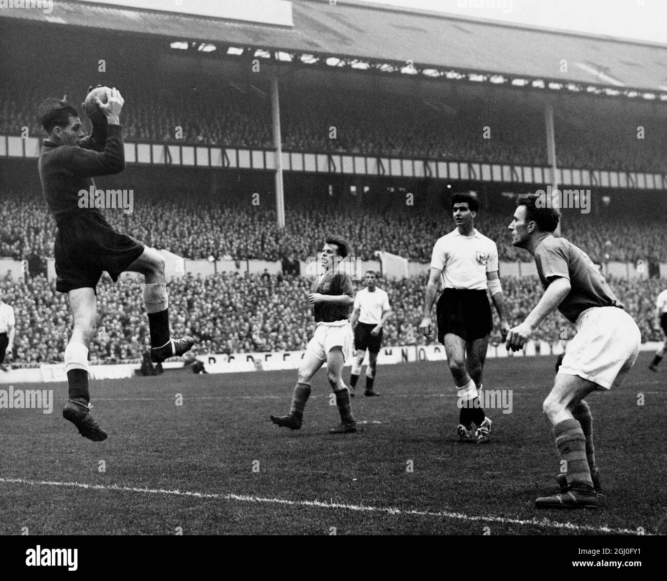 Tottenham Hotspur v Leeds Utd Ted Ditchburn, gardien de but de l'épi, fait une économie lors du match contre LEED à White Hart Lane. 26 octobre 1957 Banque D'Images