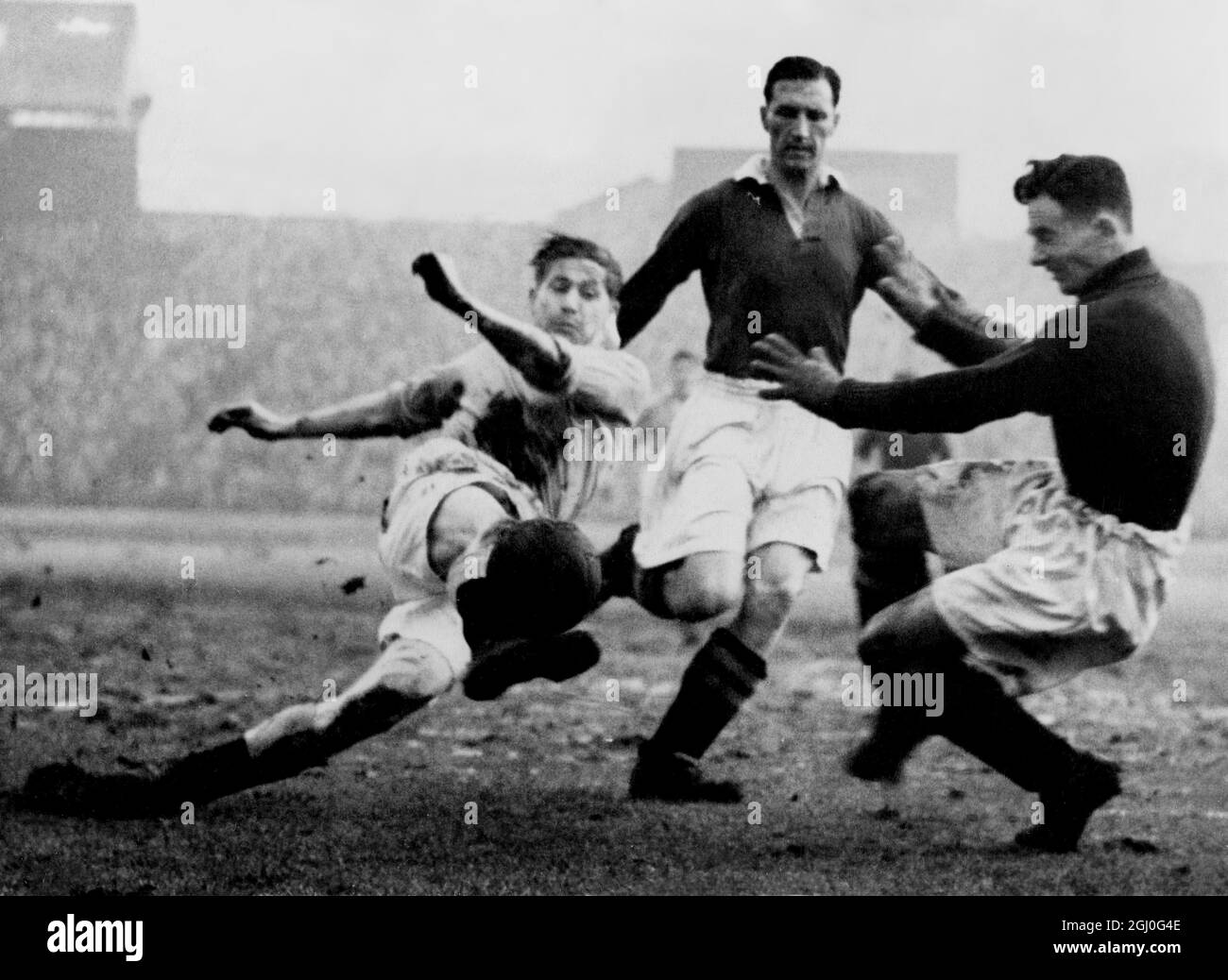 Chelsea v Blackpool Stanley Mortenson, le centre de Blackpool vers l'avant, obtient sa chaussure sur le ballon contre Chelsea. Harris de Chelsea et Medhurst, gardien de but de Chelsea en chemises sombres. 28 février 1951. Banque D'Images