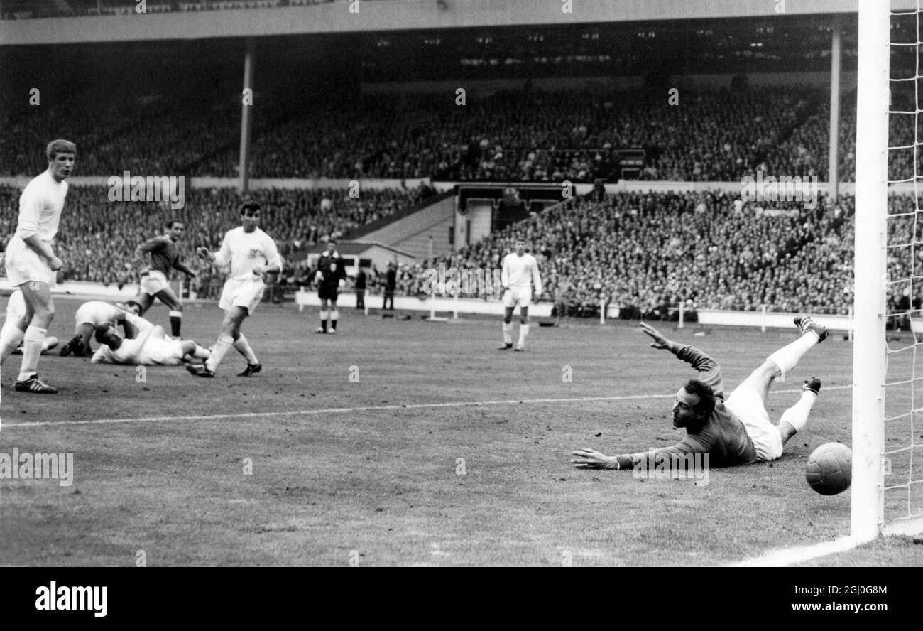 Finale de la coupe FA 1966, Everton contre Sheffield, mercredi. Âgé de 21 ans, Mike Trebilcock (chemise sombre), le Everton Inside-Right a quatre défenseurs de Sheffield et gardien de but, Ron Springett a battu, alors qu'il marque le deuxième but de son équipe à Wembley. 14 mai 1966 Banque D'Images