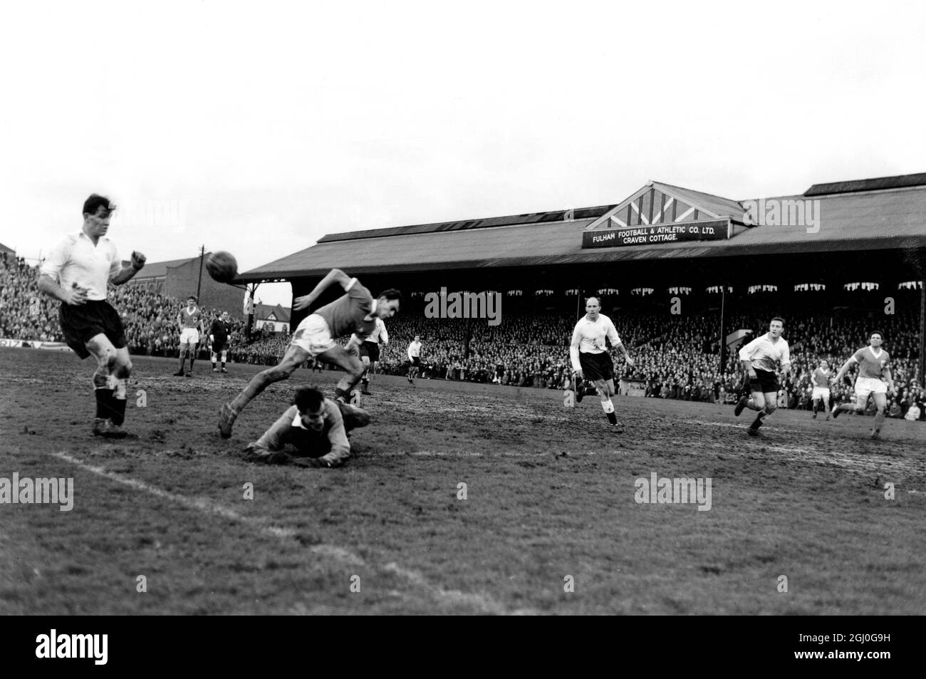 Fulham v Blackpool Charnley, le centre-avant de Blackpool, saute au-dessus du gardien de but de Fulham tombé, Macedo, tandis que le ballon navigue dans l'autre direction à Craven Cottage. 25 février 1961 Banque D'Images