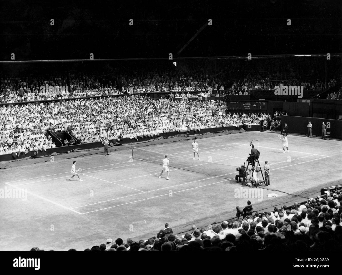 La finale des doubles hommes à Wimbledon. Une vue générale de la finale des doubles hommes à Wimbledon. Dans le tribunal le plus proche, la caméra est Rosewall et Hoad (à gauche) adn Hartwig et Rose. 4 juillet 1953 Banque D'Images