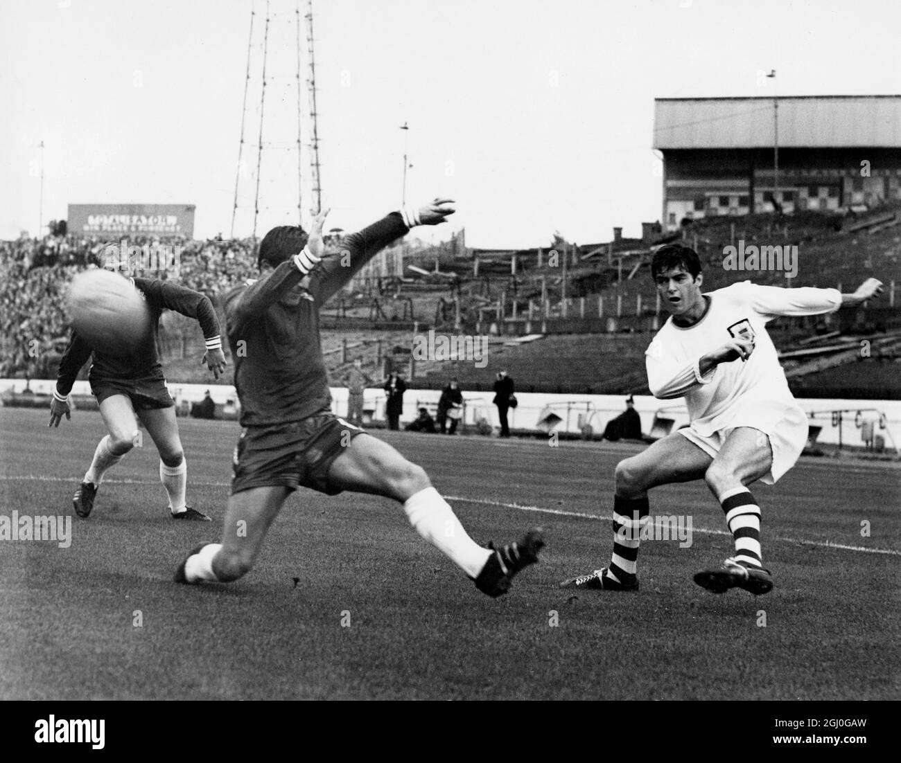 Chelsea v Burnley Une tussle entre Morgan, le Burnley à l'extérieur-à-droite, et Venlots, le capitaine de Chelsea et à l'intérieur-à-gauche pendant le match au pont Stamford. 21 août 1965 Banque D'Images