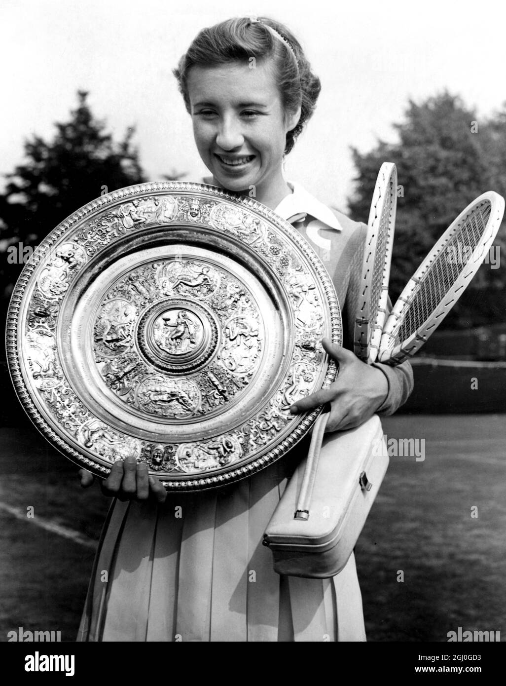 Maureen Connolly (Little Mo), d'Amérique, vu après avoir remporté la finale des femmes célibataires à Wimbledon, contre Mlle Doris Hart. 4 juillet 1953 Banque D'Images