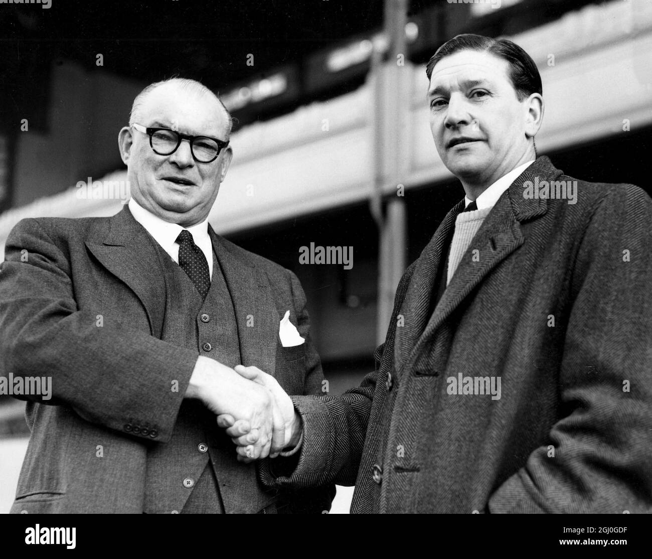 tom Whittaker, secrétaire-directeur d'Arsenal, (à gauche) avec Alec stock, qui a pris ses fonctions en tant que directeur adjoint d'Arsenal. Stock a démissionné de son poste à Leyton Orient, après son succès là-bas. Il doit se concentrer sur l'encadrement, bien qu'il ait déclaré qu'il était un gestionnaire et non un entraîneur. 13 février 1956 Banque D'Images
