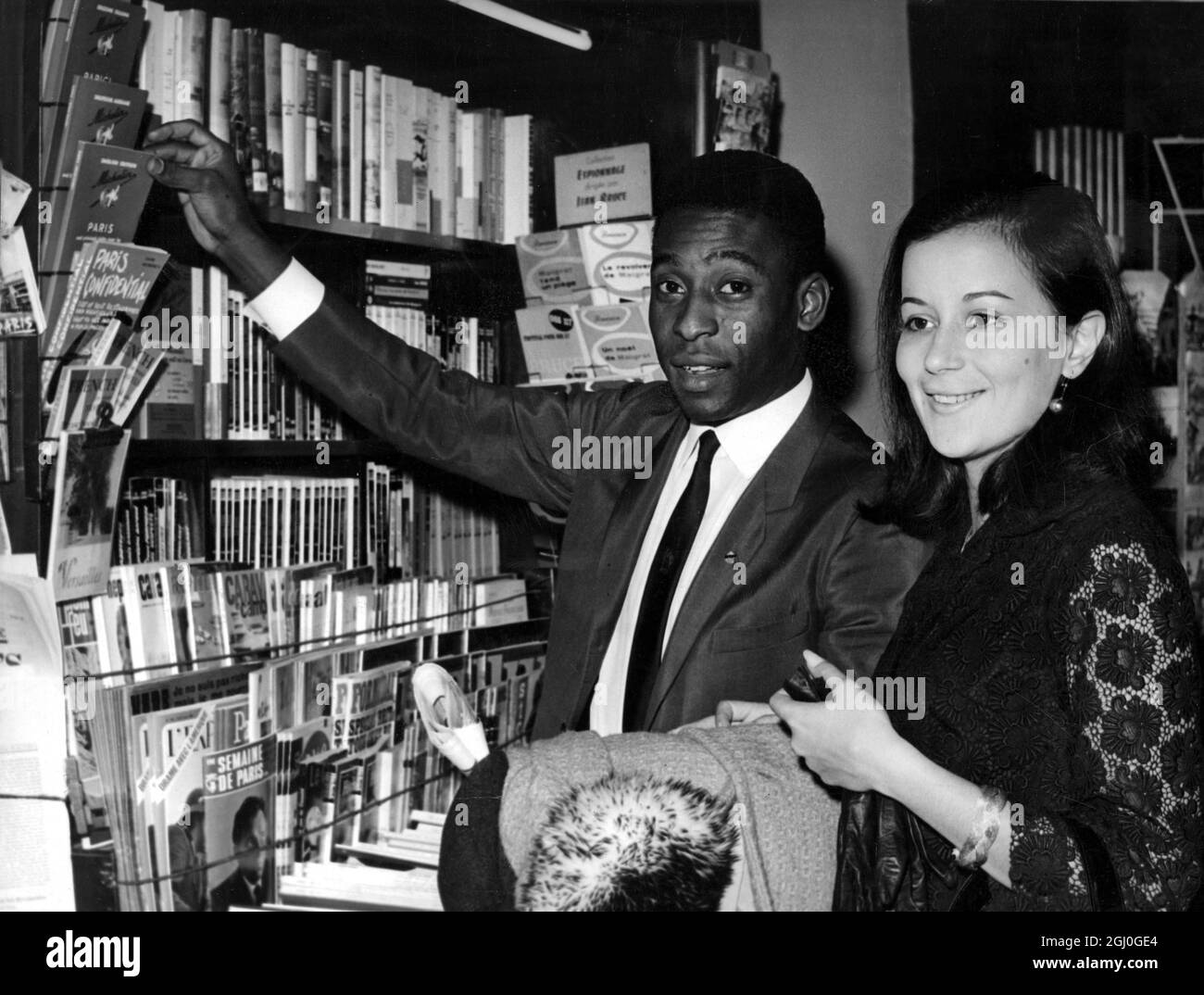 Pele, footballeur brésilien de renommée mondiale, et son épouse Rosemary, qui se sont mariés le mois dernier à Paris, en France. Photographié lors de leur lune de miel en Europe. 17 mars 1966 Banque D'Images