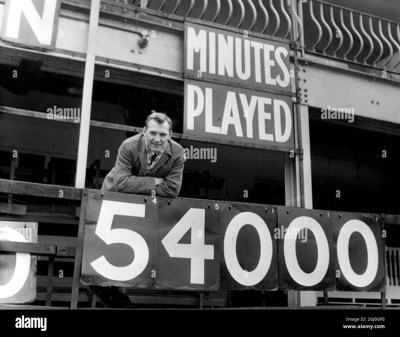 Joe Shaw, le capitaine de Sheffield United, et moitié centrale, photographiés ici à Bramall Lane. C'est la 20e saison de Joe avec les lames et il a joué 54000 minutes - 600 jeux de ligue. 5 février 1965 Banque D'Images