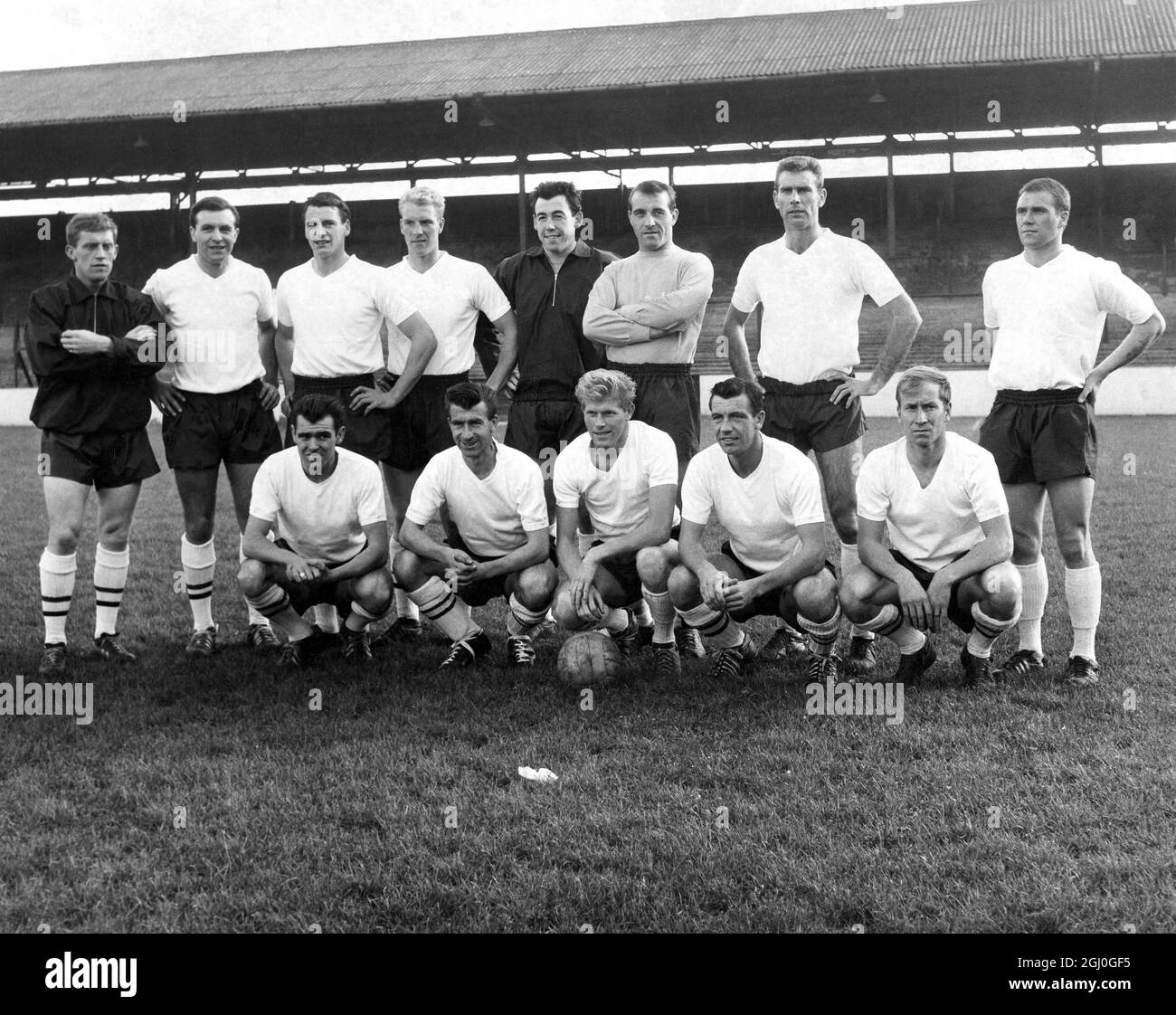 Les membres de l'équipe d'Angleterre, qui rencontre le Portugal lors de la coupe du monde à Wembley, après le match d'entraînement contre West Ham à Upton Park. 23 octobre 1961 Banque D'Images