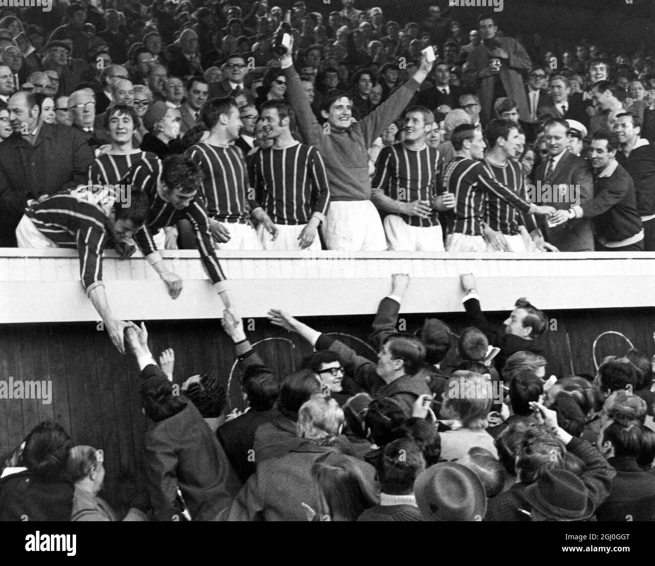 Crystal Palace gagne la promotion à la Division 1, après avoir battu Fulham 3-2 au parc Selhurst. Spectacles de photos : joueuses du Palais jubilant dans la boîte du réalisateur, secouez les mains avec les bonnes-wishers après le match. John Jackson, gardien de but, détient une bouteille de champagne. 19 avril 1969 Banque D'Images
