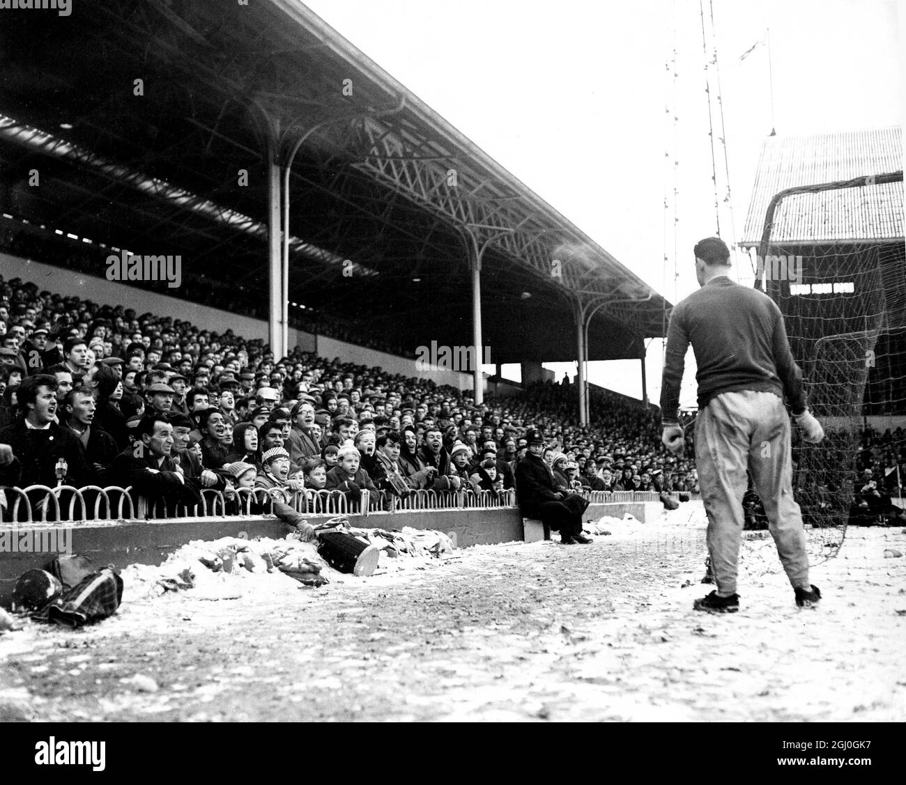 Tottenham Hotspur v Burnley Burnley a battu Tottengham Hotspur 3-0 lors du 3e tour de la coupe FA à White Hart Lane. Blacklaw, le gardien de but de Burnley se retourne contre la foule derrière son but, après que de la glace lui ait été lancée. 16 janvier 1963 Banque D'Images