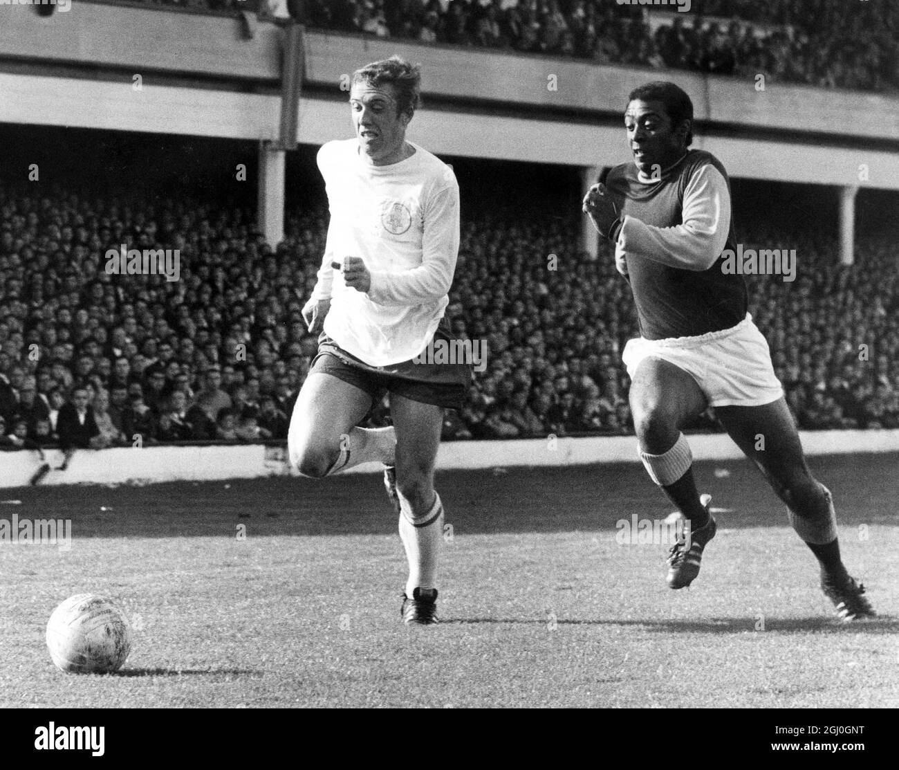 West Ham United v Leeds United Mick Jones (à gauche) de Leeds United et John Charles (à droite) de West Ham United pendant le match à Upton Park. 30 septembre 1967 Banque D'Images