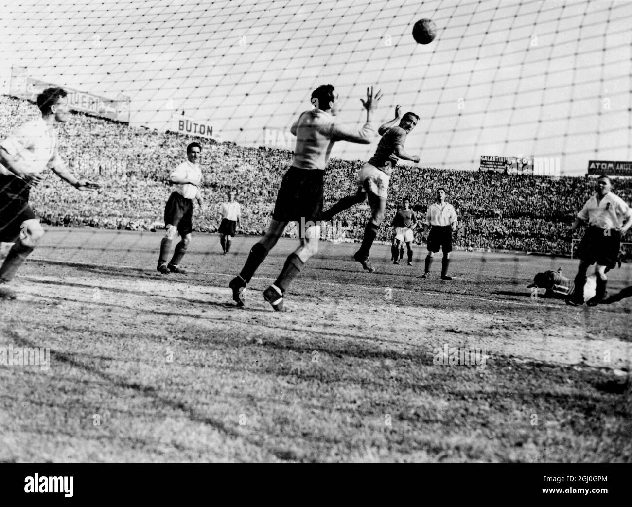 Italie / Angleterre à Turin l'équipe de football d'Angleterre a battu l'Italie par 4-0. Les Italiens ont applaudi la brillante équipe d'Angleterre, dont la victoire a restauré le prestige britannique à l'étranger. L'Angleterre défend leur but, tandis que l'aile gauche italienne, Carapellese, est sur le terrain. Le centre en avant, Guglielmo Gabetto se dirige vers le but. Le gardien de but anglais saute, mais l'un de ses défenseurs efface le ballon. 18 mai 1948 Banque D'Images
