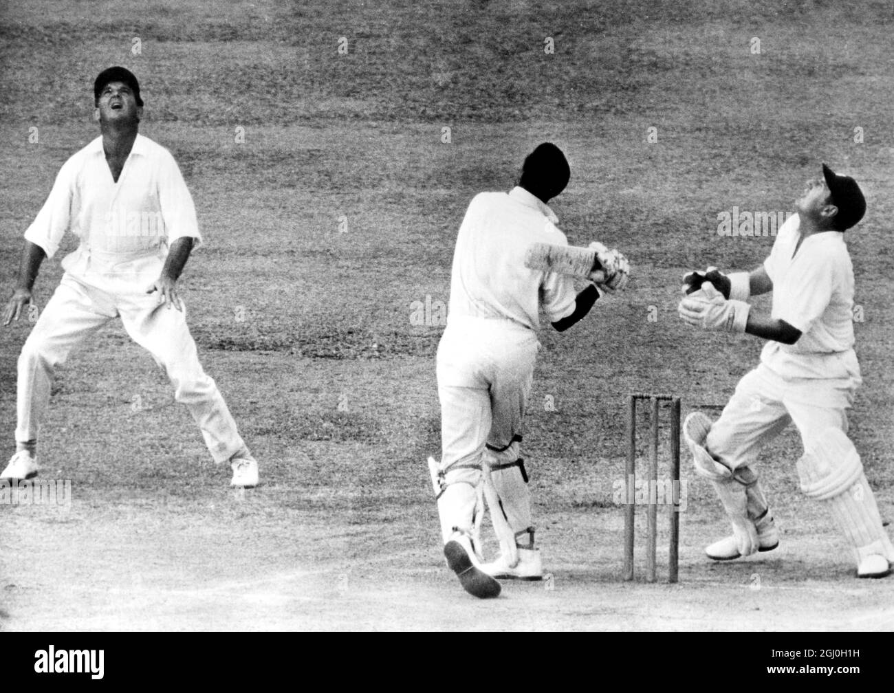 Gary Sobers fait l'oscillation fatale à la jambe et la balle vole vers le haut. Il a été pris par Tom Graveney (à gauche) après avoir obtenu 17 courses. Cet incident s'est produit lors des premières innings des Antilles contre l'Angleterre lors du premier test à Port of Spain, Trinidad. 27 janvier 1968 Banque D'Images