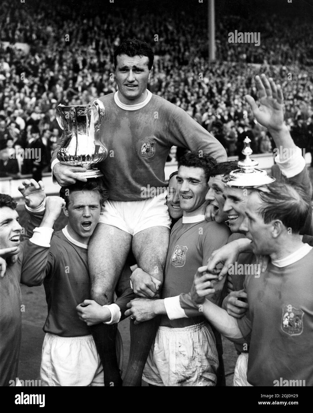 25 avril 1963 : finale de la coupe FA au stade Wembley. Manchester United (3) contre Leicester City (1). Expositions de photos : Noel Cantwell, capitaine de United, est présidé par des coéquipiers et détient le trophée FA. Bobby Charlton est l'extrême droite sur la photo. 25 mai 1963 : finale de la coupe FA au stade Wembley. Manchester United (3) contre Leicester City (1). Expositions de photos : les sentiments des gagnants de la coupe sont exprimés ici par (l-r) Pat Crerand, Albert Quixall et David Herd, qui ont marqué deux des buts de United. : finale de la coupe FA au stade Wembley. Manchester United (3) contre Leicester City (1). Photos: Manche Banque D'Images