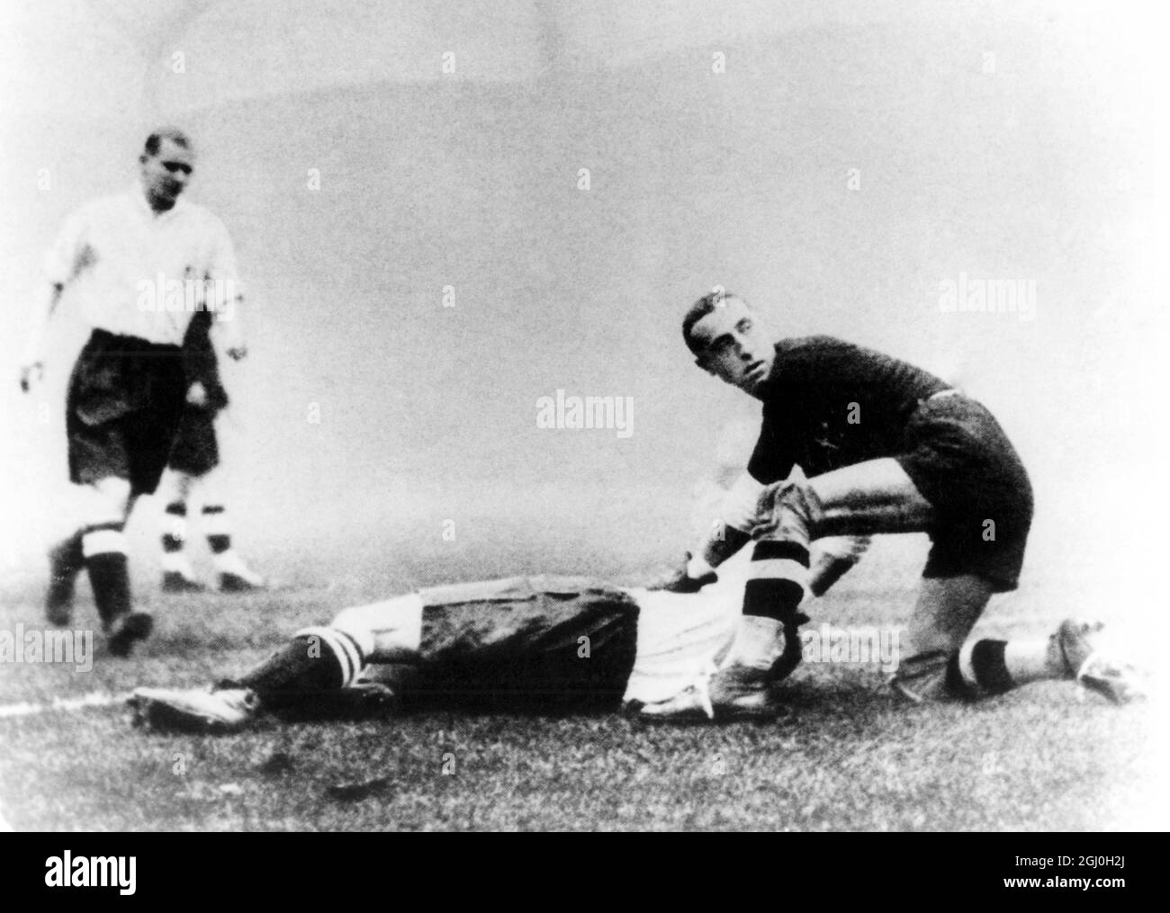 Angleterre contre l'Italie à Highbury - 1934 - Ceresoli aide un joueur anglais tombé et regarde comme le ballon va dans le filet. Banque D'Images