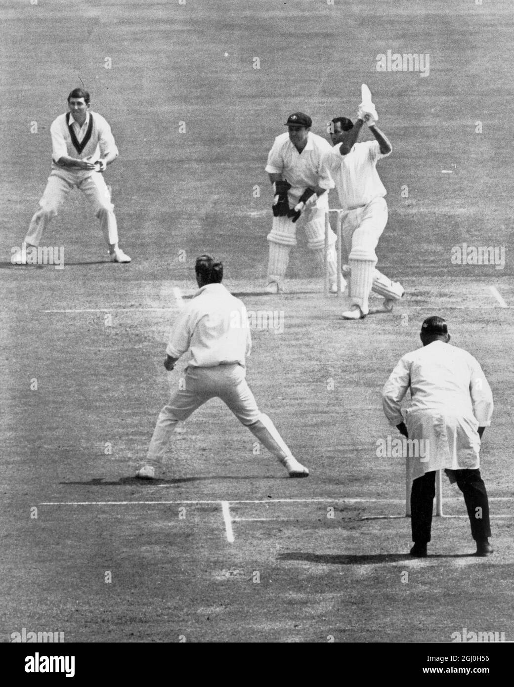 Les gains de Dolly ne sauve pas l'Angleterre. Basil d'Oliveira conduit une balle de Bob Cowper d'Australie pour quatre pour atteindre sa cinquante - il a terminé 87 pas dehors mais l'Angleterre a perdu le match par 159 courses. Angleterre contre Australie Old Trafford , Manchester - 12 juin 1968 Banque D'Images