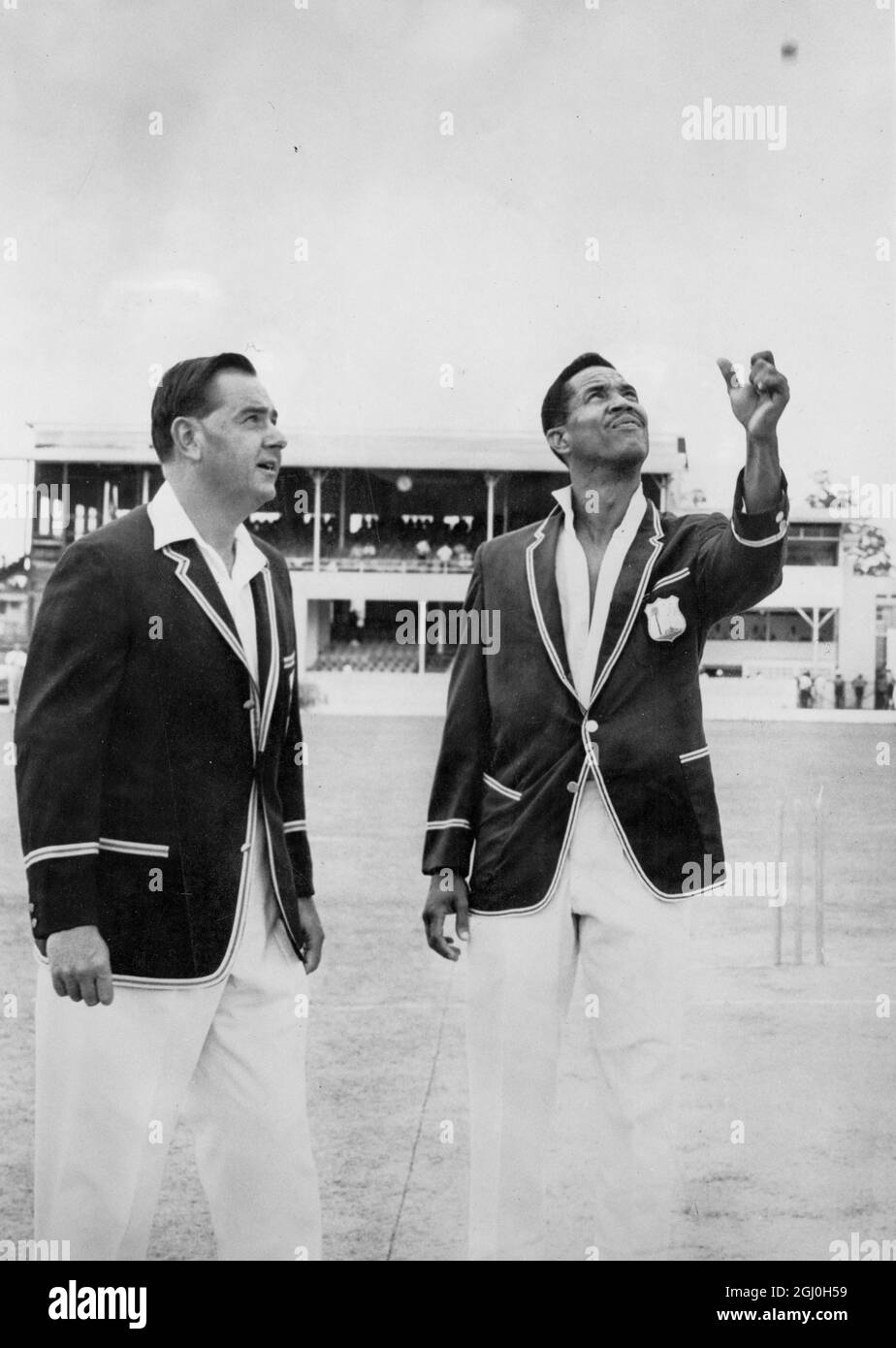Le capitaine des Indes occidentales, Gary Sobers, lance la pièce pour le capitaine de l'Angleterre, Colin Cowdrey à Port of Spain, West Indies pour le quatrième test. 18 mars 1968 Banque D'Images